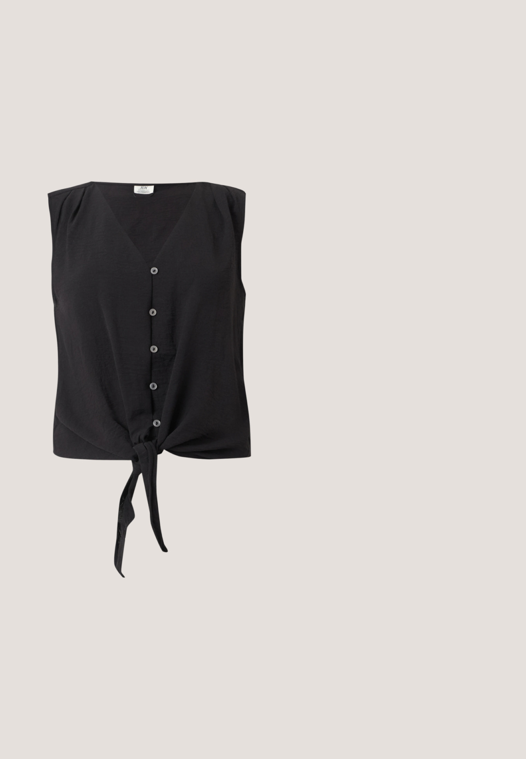 Ærmeløs sort bluse med knapper, V-hals og bindeknop foran ved kanten.; Sorte bukser lavet af glat stof med en slank pasform. Har to forlommer, bæltestropper og et let struktureret taljebånd.; Sort flad slidssandal med delt remdesign, sat på en tanfarvet sål. Tekstureret gummimateriale, vist på en blå tæppeoverflade.; Elfenbensfarvede solbriller med overdimensionerede firkantede stel, gradient brune linser og subtilt guldlogo på side-templerne.; Sort skuldertaske i læder med guldlynlås, justerbar rem og påhæftet mærke med teksten "ALDO EST. 1972."; Guldfarvet rektangulært ur med en hvid urskive, minimalistiske timeindikatorer og et nettet metalarmbånd. Har en sidekrone til justering af tiden.