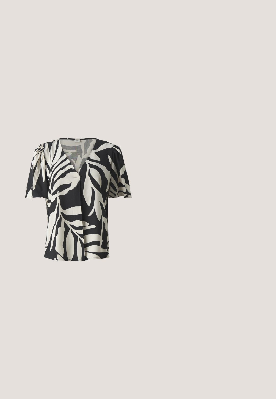 Blouse à manches courtes en noir et blanc. Tissu en coton avec un motif de feuilles audacieux, doté d'un col en V et de manches légèrement bouffantes.; Pantalons larges noirs en tissu texturé, avec une taille à cordon de serrage et deux poches latérales pour une fonctionnalité optimale.; Sandale plate noire avec fines brides, boucle réglable à la cheville et bride pour l’orteil sur un fond gris clair uni.; Lunettes de soleil noires en forme d'œil de chat avec une finition mate, dotées de verres teintés gris, d'angles aigus et de branches élégantes. Nom de la marque visible sur la branche intérieure.; Sac à épaule en cuir noir, de forme courbée, avec une texture douce et une seule sangle; il comporte une fermeture éclair dorée et un logo discret.; Collier en chaîne dorée avec des maillons entrelacés, texture lisse et fermoir. Dispose d'une longueur réglable pour un ajustement personnalisé.