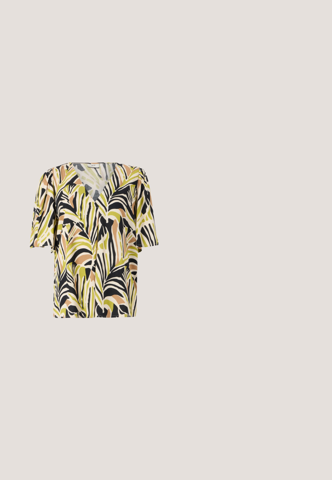 Blouse à manches courtes avec un décolleté en V profond, présentant un motif de feuilles de palmier multicolore dans des teintes de vert, noir et marron sur un fond clair.; Pantalon droit taille haute couleur blanc cassé avec fermeture avant à boutons, passants de ceinture, et design à cinq poches sur fond neutre.; Bottine en cuir noir avec un talon prononcé, fermeture éclair latérale et texture lisse, présentée sur une surface en bois devant un fond de verdure.; Lunettes de soleil rondes noires avec des verres foncés et des branches fines en or, posées sur une surface blanche et inclinées vers la droite.; Sac à bandoulière en cuir noir effet croco, forme rectangulaire, texture brillante, avec une fine sangle réglable et une fermeture à rabat frontale.; Boucles d'oreilles clous rondes en argent avec une pierre claire centrale entourée de petites pierres et le logo "GUESS" gravé sur les bords.
