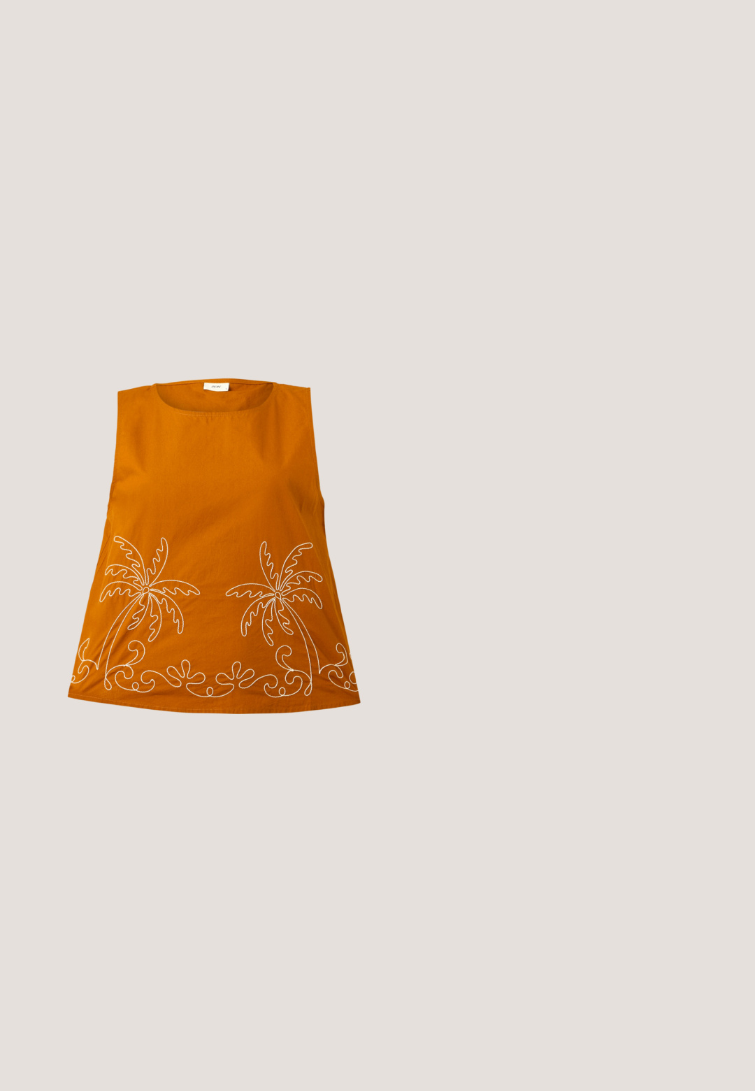 Oranje mouwloze top met witte palmboom borduursels en golvende patronen aan de zoom. Glad katoen, ronde halslijn en een relaxed fit.; Bruine broek met wijde pijpen, elastische tailleband en koordje, gemaakt van lichtgewicht stof, plat gelegd tegen een lichte achtergrond.; Bruin- en zwarte luipaardprint puntige muilezels met een slanke zwarte kittenhak en open achterkant op een witte achtergrond.; Rechthoekige bruine zonnebril met dunne gouden metalen montuur en armen met een schildpadmotief op een witte achtergrond.; Bruine lakleren handtas met een rechthoekige vorm, twee lange handvatten en subtiele gebogen accenten aan de voorkant.; Een paar glanzende oorstekers in goudkleur, gevormd als knopen, tegen een effen witte achtergrond.