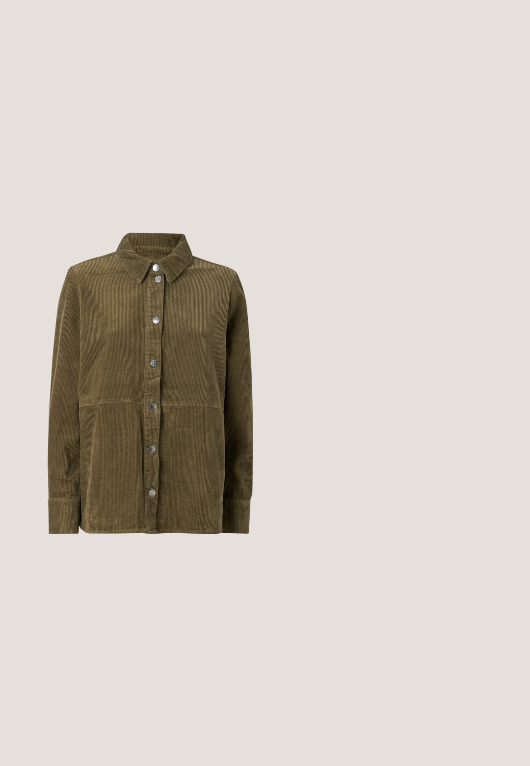 Oliven grøn kordfløjl skjortejakke med krave, lange ærmer, sølvknapper og lodret ribbet tekstur.; Udbredte blå denim jeans med en mellemhøj talje, der har en ren finish, en falmet tekstur og et traditionelt fem-lomme design.; Sorte læder cowboystøvler med spids tå, præget svungen mønster og en mid-højde hæl. Har en trækflap for nemt at tage på.; Sorte solbriller med rektangulært stel, mørke linser, glat plastmateriale og en metalaccent på templet.; Sort struktureret håndtaske lavet af læder med et topgreb, aftagelig skulderrem og detalje med frontklap. Guldhardware accenter.; Sølvøreringe i form af hoops med en glat, blank finish. Cirkulær form, der har en sikker lås. Simpelt og elegant design.
