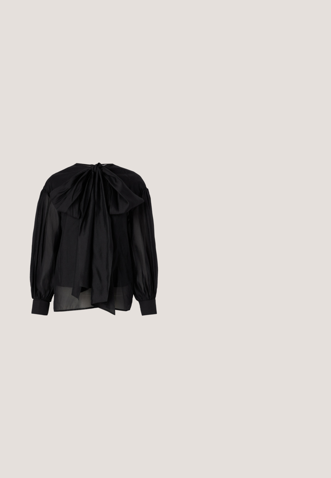 Mustassa puserossa on läpinäkyvää kangasta, puffihihat ja suuri nuppi takana. Siinä on pyöreä kaula-auko ja istuvat hihansuut.; Leveled black trousers made of soft fabric. Features a belted waistband and front pleats. Smooth texture with a clean, contemporary design.; Yksi tummanpunainen korkokenkä, jossa on terävä kärki, asetettuna heijastavalle vaalealle lattialle metallisivutelineen lähelle.; Mustavalkoinen nahkainen käsilaukku, jossa kaareva muoto, yläkahva ja koristeellinen hopeinen lukko etutaskussa.; Pari kiillotettuja kullankeltaisia paksuja rengaskorvakoruja, joissa on hieman soikea, tanakka muotoilu ja saranakiinnitys valkoisella taustalla.; Mustat nahkavyö, jossa on kiiltävä, strassikivillä koristeltu solki, joka on muotoiltu sanoiksi "Karl". Vyössä on sileä pinta ja klassinen muotoilu.