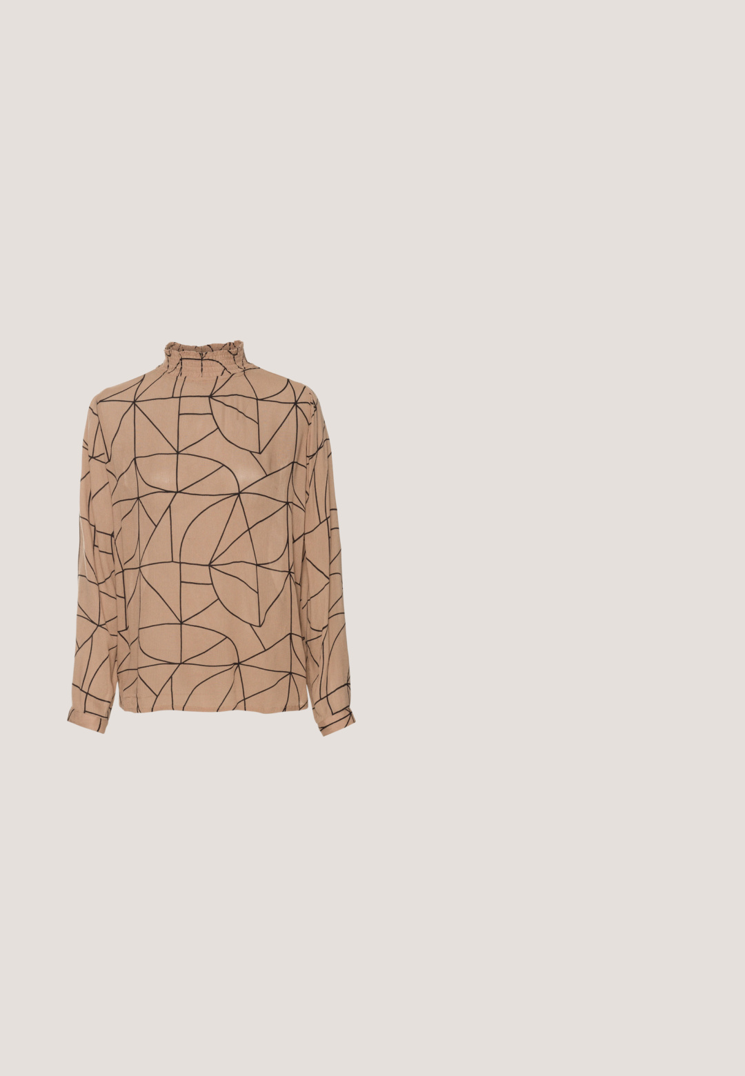 Blusa beige de manga larga con cuello alto y volantes. Presenta un patrón geométrico de líneas negras, tela suave y puños abotonados.; Pantalones negros de pierna ancha hechos de una tela suave. Presentan una cintura plana con pasadores de cinturón y sin bolsillos visibles. Diseño sencillo.; Anna Field Sandalias - black; Gafas de sol negras en forma de ojo de gato con un acabado mate, que presentan lentes ahumados grises, ángulos pronunciados y brazos laterales elegantes. Nombre de la marca visible en el interior del brazo.; Bolso de mano negro hecho de ante con un acabado texturizado, que presenta una cadena dorada y un diseño elegante y angular.; Pendientes de aro de oro con un diseño suave y redondeado y un acabado brillante. Construcción ligera con un cierre de broche seguro.