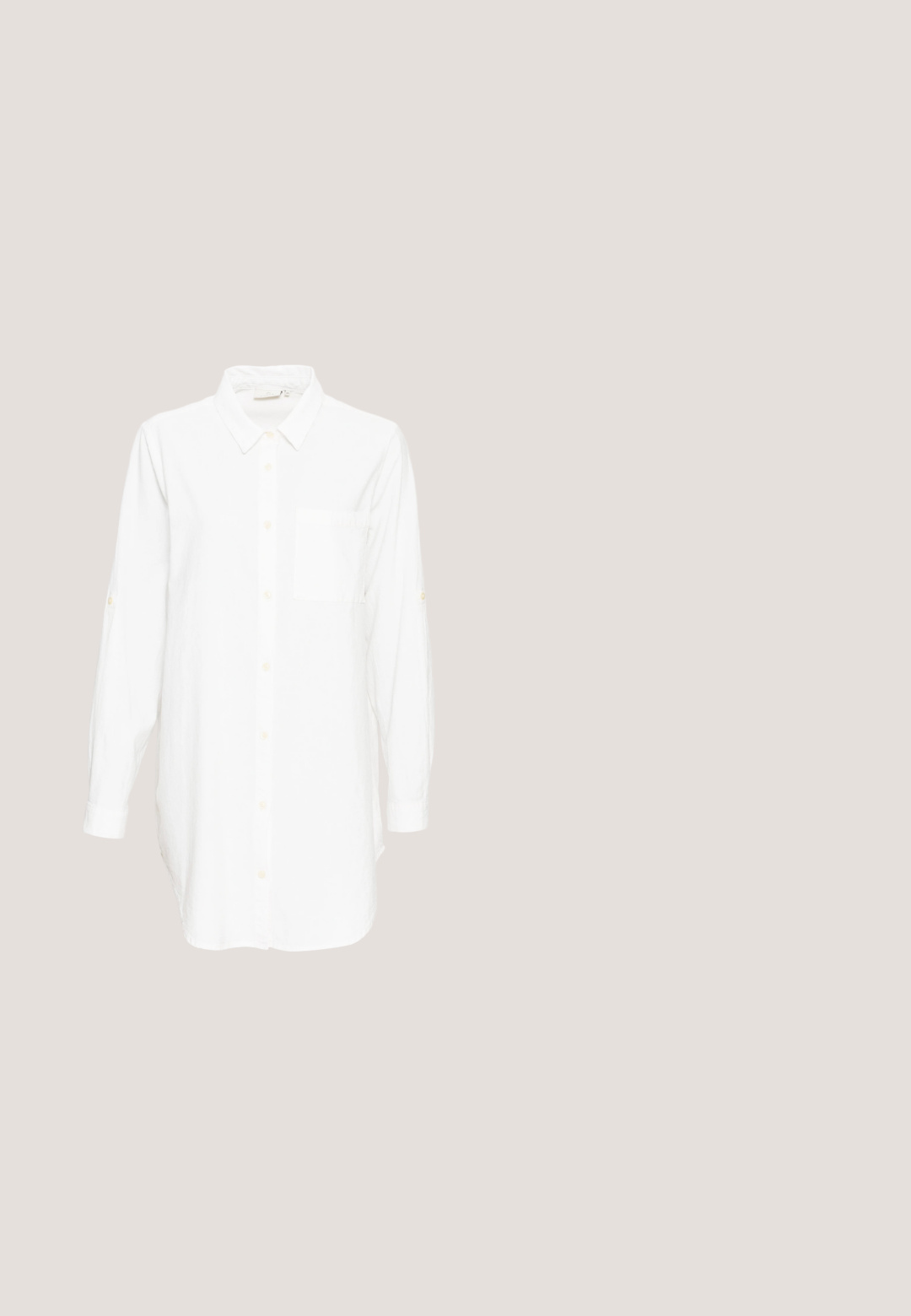 Chemise blanche à manches longues avec col et poche poitrine, présentée sur un fond gris clair uni.; Jeans droits blancs en denim, dotés d'une fermeture à bouton, de deux poches avant et de coutures propres. Design simple sans motifs visibles.; Sandale à enfiler en simili cuir marron avec une texture lisse, bout ouvert et un talon épais noir. Design minimaliste, avec une large bride traversant le pied.; Lunettes ovales en métal doré avec des verres transparents. Accents écaille sur les branches. Plaquettes de nez réglables pour le confort.; Sac fourre-tout en daim beige avec de longues anses en cuir marron clair, texture douce et couture simple sur un fond blanc uni.; Boucles d'oreilles en argent au design minimaliste. Forme circulaire, texture lisse et profil fin. Légères avec une finition polie.