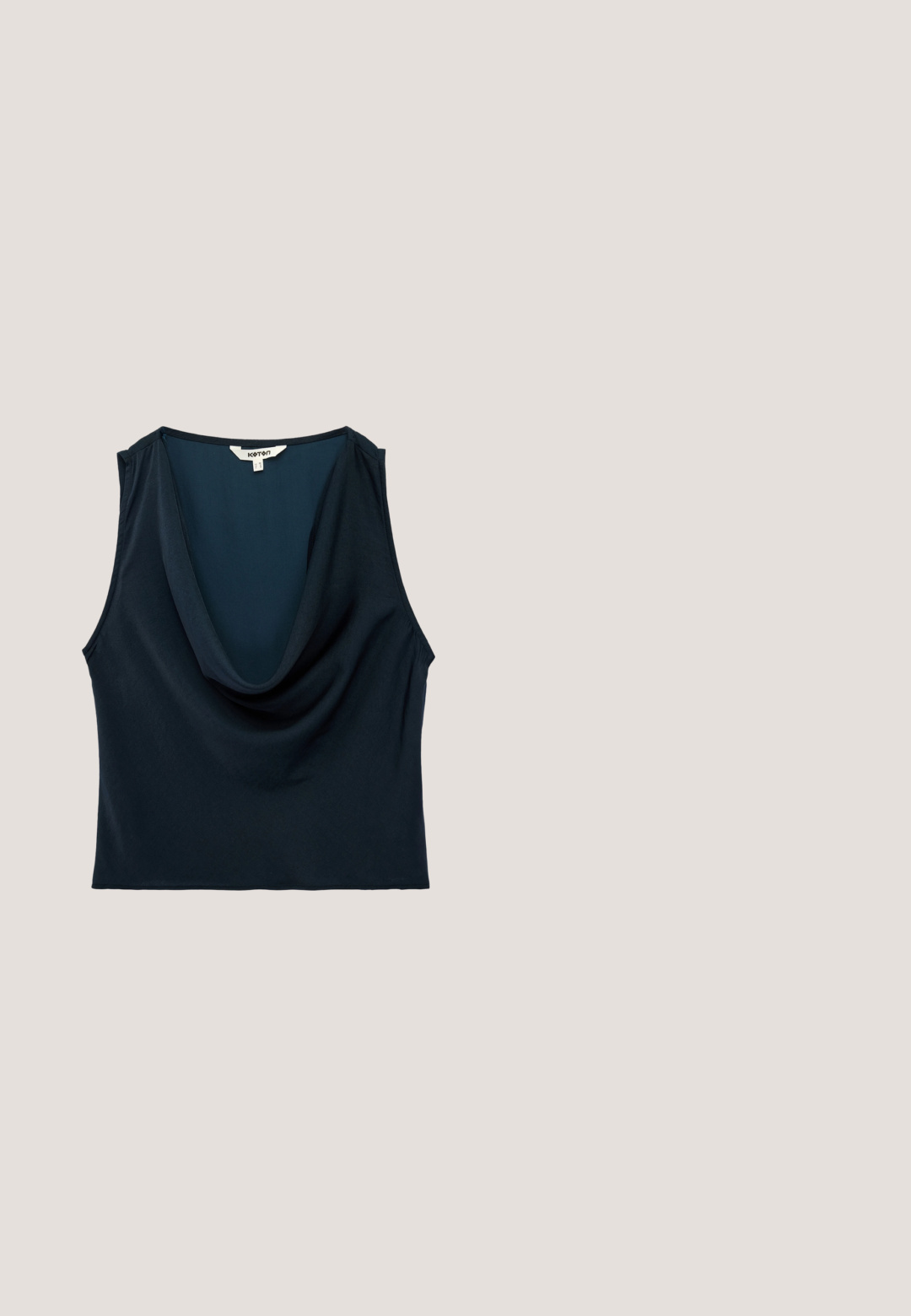 Haut noir sans manches avec un col bénitier profond et un tissu doux drapé, étiqueté avec une étiquette de marque « Koton » à l'intérieur du col.; Pantalon large bleu marine avec taille haute et rayures blanches sur les côtés, posé à plat sur un fond blanc.; Escarpin bleu en daim avec bride arrière, talon haut fin, bout pointu et détail de nœud sur le dessus. Présente un talon élancé et une doublure intérieure lisse.; Lunettes de soleil noires en forme de chat avec des verres sombres, dotées d'une finition brillante et de subtils accents dorés sur la monture. Design classique et matériau léger.; Petit portefeuille rectangulaire en cuir vert sarcelle foncé avec un rabat avant et une lanière décorative horizontale en cuir à l'avant.; Bracelet rond rayé bleu et blanc avec une petite fermeture dorée ornée d'un symbole de colombe gravé.