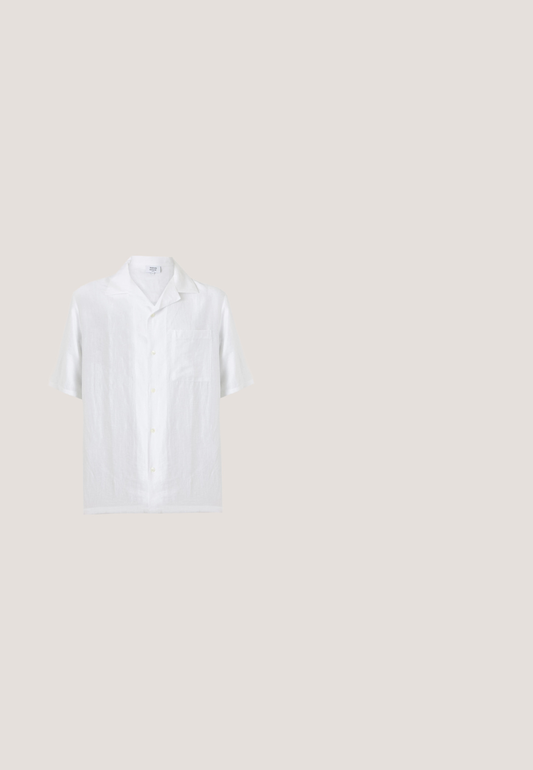 Chemise blanche à manches courtes avec boutons, col camp et poche poitrine, fabriquée en tissu léger en lin.; Shorts noirs décontractés avec taille élastique et cordon, longueur genou, en tissu léger.; Stuart Weitzman BERKLEY - Mules - espresso; Lunettes de soleil en écaille de tortue avec des verres verts, présentant une forme octogonale et des branches minces et courbées. Le matériau a une finition brillante.; Sac tote en coton beige avec deux poignées robustes. Présente un texte imprimé en noir : "Les Deux International Community & Sporting Goods."; Ceinture en tissu tressé vert olive avec extrémité en cuir marron et boucle rectangulaire en métal argenté, enroulée sur un fond blanc.
