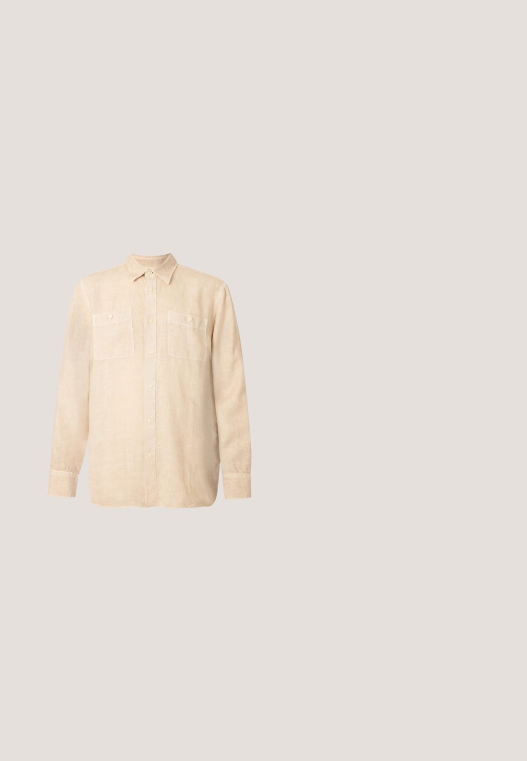 Beige linnen overhemd met lange mouwen, een button-down kraag, twee borstzakken en knopen aan de voorkant. Zachte textuur met een lichtgewicht gevoel.; Beige katoenen shorts met een vlakke voorkant, knoopsluiting en riemlussen. Bevat zakken en een recht gesneden ontwerp. Soepele textuur.; Bruine leren herensandaal met gekruiste bandjes en zwarte zool, zijaanzicht op witte achtergrond.; Gouden metalen aviator-zonnebril met bruin getinte glazen en zwarte met plastic bedekte pootjes op een witte achtergrond.; Canvas draagtasje in off-white, voorzien van korte handvatten en de geprinte tekst "LES DEUX" in vetgedrukte zwarte letters. Duurzaam, eenvoudig ontwerp.; Bruine gevlochten leren riem met een zilveren metalen gesp en leren accenten. Bevat een gestructureerd weefpatroon en een stevige constructie.