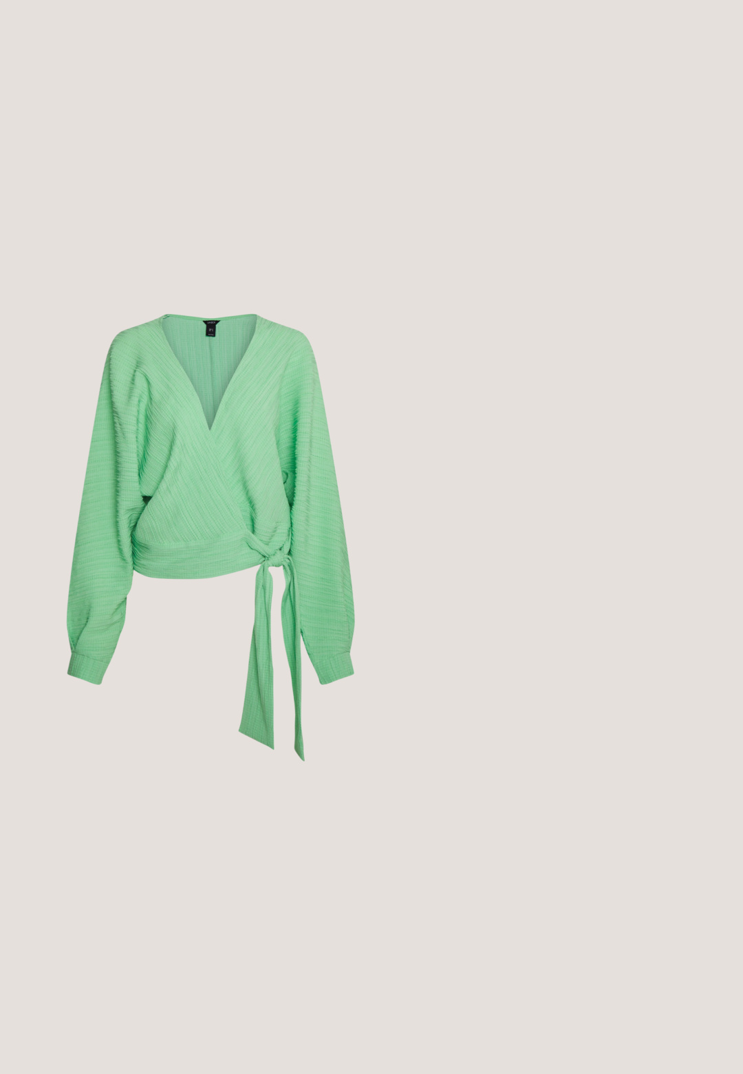 Lindex BLOUSE PAMELA WRAP - Bluse - green; Weekday TROUSER - Bukser - high performance; Sorte slingback-pumper med spidse tå, elegant mat finish, lav vinkelhæl og minimalistisk design. Har en tynd ankelrem.; Sorte katteøje solbriller med mørkegrå linser, slankt plastisk stel, spidse hjørner og lige stænger. Ingen synlig hardware eller dekorationer.; Rektangulært guldarmbåndsur med grøn marmor-mønstret urskive, gyldne romertal XII og VI samt et kædet guldmetalsarmbånd.; Guldtonede hoop øreringe med et bølget design, der har en hvid perle som dråbeaccent. Teksturen er glat, og øreringene er lette.