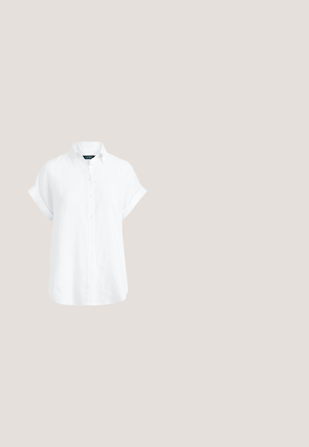 Chemise blanche en lin à manches courtes, boutonnée, avec un col classique et des manches retroussées, présentant une texture subtile et une coupe décontractée.; Shorts en denim bleu clair avec bords effilochés, cinq poches et fermeture à boutons. La texture est douce avec un aspect légèrement usé.; Sandales mules en cuir marron avec deux brides réglables, boucles dorées et semelle plate en bois.; Lunettes de soleil écaille de tortue avec verres dégradés et fins accents en métal doré. Dotées de montures arrondies et de branches élégantes pour un look moderne.; Sac en paille tressée de forme cylindrique, de couleur beige clair, avec une surface texturée et des sangles en simili cuir marron.; Boucles d'oreilles en or avec une finition polie, présentant une forme ronde et lisse, et un fermoir sécurisé pour un port facile.