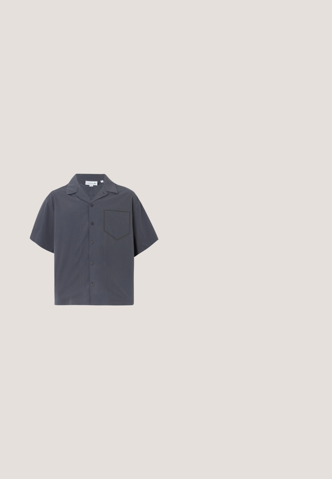 Grijs overhemd met korte mouwen en knopen, een borstzak, kraag en een gladde stoftextuur. Heeft een contrasterende rand om de zak.; Grijze, gestreepte broek met een getailleerde pasvorm, voorzien van voorplooien, riemlussen en een soepele textuur. Rechtoe rechtaan pijpen, nette boorden.; Zwarte casual leren loafer met veters en dikke rubberen zool, zijaanzicht op een neutrale achtergrond.; Zwarte rechthoekige zonnebril met donkere glazen en transparante pootjes, weergegeven op een witte achtergrond.; Kleine zwarte crossbodytas met geometrisch patroon, verstelbare band en klepsluiting, rechtopstaand op een lichte achtergrond.; Zwarte leren riem met een reliëf diagonaal patroon, rechthoekige metalen gesp en een gladde textuur. Heeft subtiele merkvermelding op de gesp.
