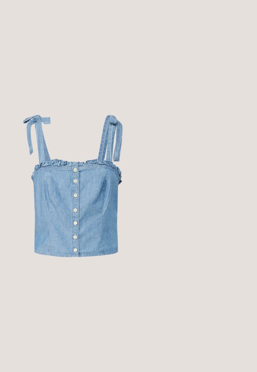 Lyseblå denim crop top med flæsedetalje ved halsen, justerbare bindebånd og lukning med seks kontrastfarvede runde knapper foran.; Lyseblå denim jeans med høj talje, flettet taljebånd, løs pasform og oprollede manchetter ved kanten. Har forlommer.; Lavtop hvid lærredsneaker med hvide snørebånd, gummisål, sorte stribedetaljer og logo-patch på tungen og hælen.; Kat-ejede solbriller med en sort og orange skildpaddemønstret stel, brune linser og slanke, spidse ender. Har et minimalistisk logo på skabelsen.; Hvid taske i faux læder med en struktureret trekantet form, enkelt justerbart skulderstrop og en flaplås med kurver.; Sølvøreringe med et minimalistisk design. Cirkulær form, glat tekstur og tynd profil. Letvægtige med en poleret overflade.