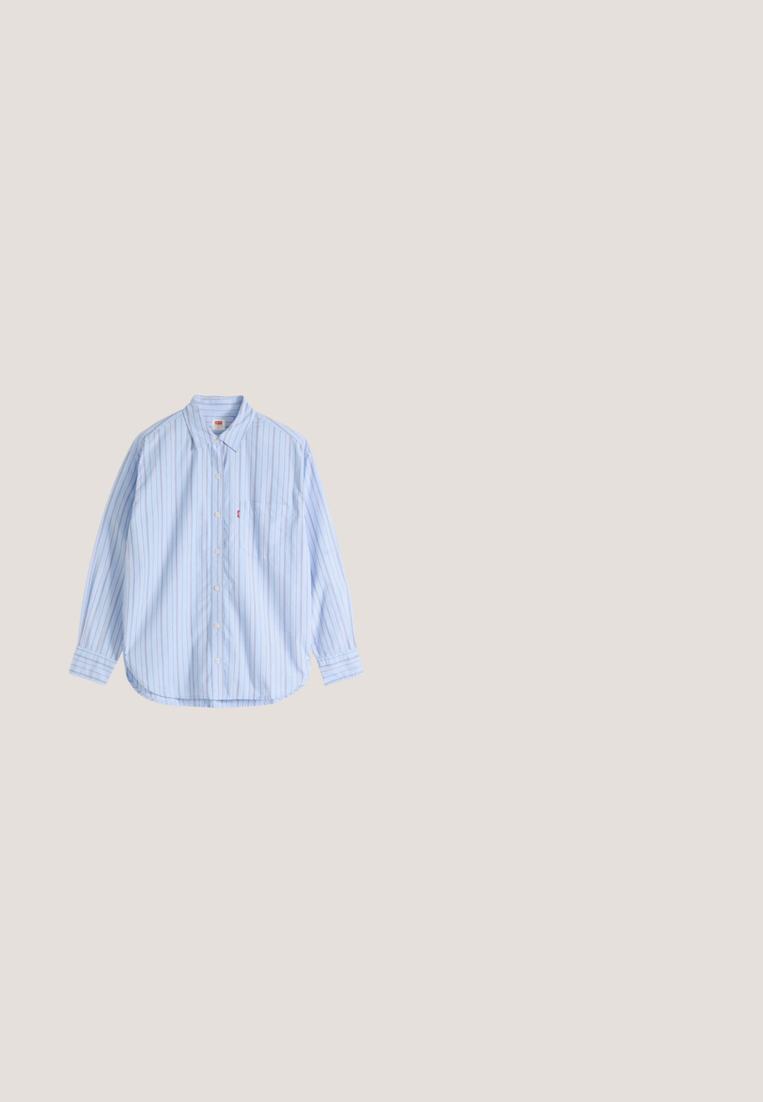 Lyseblå skjorte med knapper, lodrette røde striber, krave, lange ærmer og brystlomme. Lavet af bomuld med en buet kant.; Lyseblå denimjeans med lige snit, to forlommer og knaplukning. Slidt struktur med let bleget område nær knæene.; Sorte læder loafers med en chunky tekstureret sål, der har en rem over vamps og en glat, poleret finish.; Marineblå kunstlæder skuldertaske med en blød, blank overflade, rund form og et enkelt, bredt håndtag for nem bæring.; Sølv hoops med en bølget, uregelmæssig tekstur. Har en tynd, cirkulær form og en reflekterende finish.; Sort læderbælte med en glat overflade, oval sølvmetalspænde og flere justeringshuller langs stroppen. Flad, minimalistisk design.