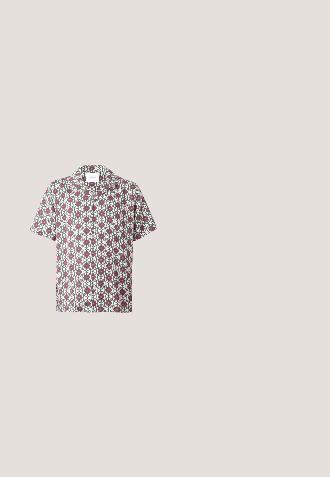 Kortærmet skjorte i let stof med en hvid bund og et gentaget blomstermønster i rødt og grønt. Indeholder krave og knapper.; Sorte og hvide ternede bukser med elastisk talje, snor og tapered bendesign. Stoffet har en tekstureret overflade.; Skinnende mørk burgunder lædersko med rund tå, snørebåndsdesign og robust sort sål med fremtrædende mønstre for trækkraft.; Sorte rektangulære solbriller med mørkerøde linser, med en mat finish og rød logo på stangen. Solid plastikramme.; Sæt af fem sølvringe: to glatte bånd, en rektangulær, en rillede, og en kæde-lignende åben ring, alle med en poleret overflade.; Sort læderbælte med en mat sølv rektangulær spændedåse, der har en glat overflade og en tilspidset ende. Inkluderer huller til størrelsesjustering.