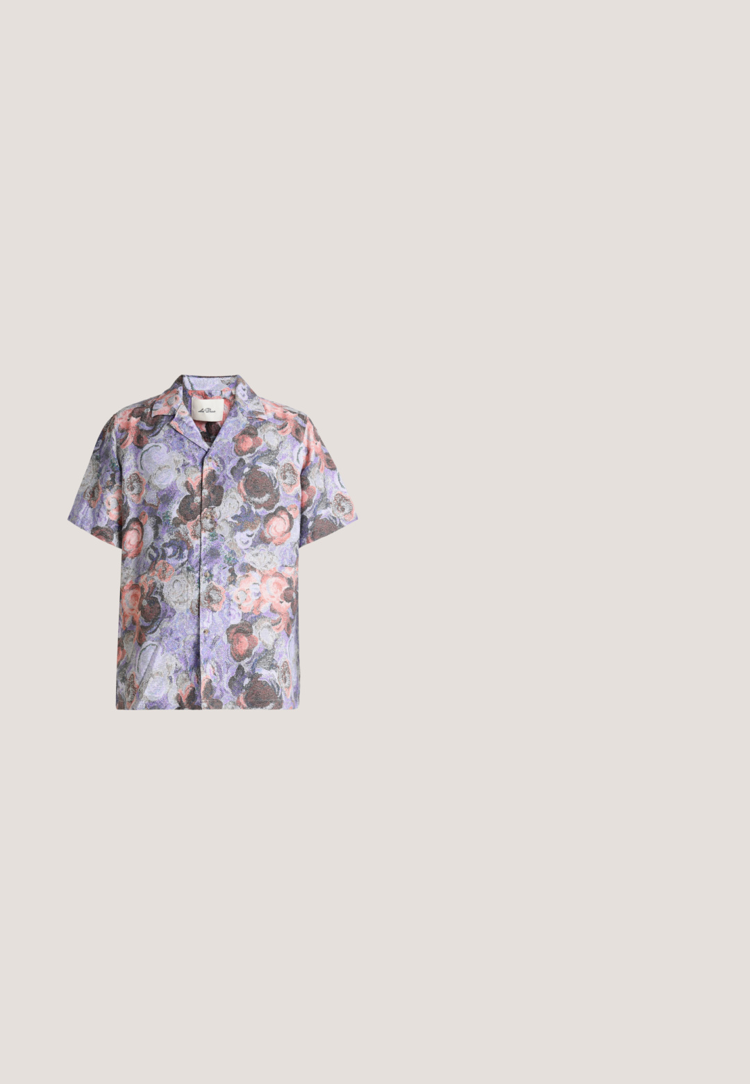 Chemise à manches courtes boutonnée avec un motif floral multicolore dans des tons violet, rose, gris et noir sur un fond clair.; Pantalon beige à taille élastique avec cordon et poches latérales, coupe droite, présenté sur un fond blanc plat.; Stuart Weitzman BERKLEY - Mules - espresso; Lunettes de soleil rondes en écaille de tortue avec des verres teintés ambre et des branches fines, posées sur un fond uni clair.; Sac fourre-tout en toile beige avec doubles anses et un motif en relief de tête de loup sur la poche avant.; Ceinture en cuir tressé marron avec boucle en métal argenté, enroulée sur un fond blanc.