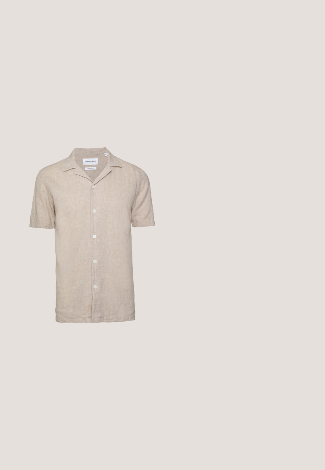 Chemise en lin beige à manches courtes avec col, vue de dos sur fond blanc uni.; Shorts beiges avec une ceinture tressée bleue. Comprend des poches avant, un accent en cuir marron et un design décontracté adapté aux temps chauds.; Sandale tong en cuir marron foncé avec une large sangle à la cheville et une semelle plate noire, montrée de profil sur fond gris.; Lunettes de soleil Ray-Ban avec des verres verts, monture en plastique noir et accents dorés sur les bords. Forme carrée avec une finition mate.; Sac tote en coton beige avec deux poignées robustes. Présente un texte imprimé en noir : "Les Deux International Community & Sporting Goods."; Ceinture en cuir tressé marron avec une boucle en argent. Elle présente une texture tissée et un accent en cuir lisse près de la boucle.