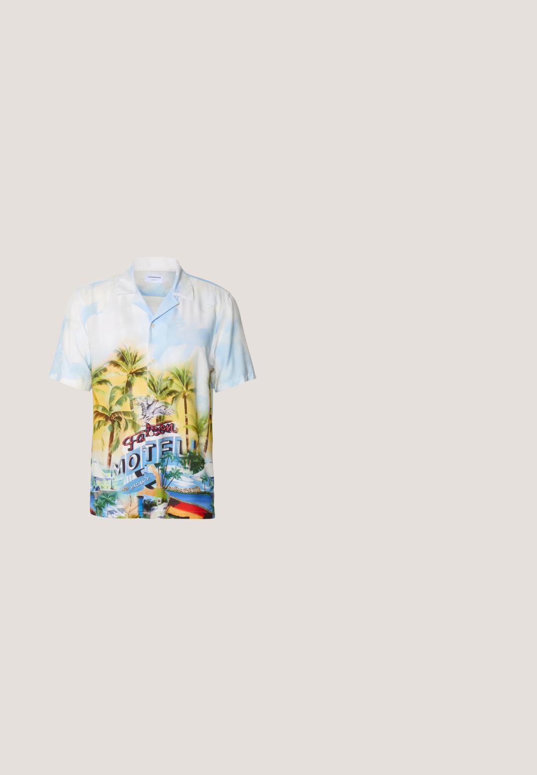 Chemise à manches courtes avec boutons en tissu léger présentant un imprimé tropical avec des palmiers, des couleurs de coucher de soleil et un graphique "Falcon Motel".; Shorts en lin beige avec une taille élastique, une fermeture à cordon et des poches latérales. Caractérisés par une coupe décontractée et une texture douce.; Chaussure slip-on en suede vert avec une semelle en jute de style espadrille. Bout arrondi et design à talon ouvert. Marquage subtil sur le côté.; Lunettes de soleil à verres noirs avec une monture géométrique dorée et des branches noires, présentées sur un fond clair uni.; Grand sac cabas marine avec poignées et base crème, doté d'une poche extérieure zippée avec des initiales brodées en beige à l'avant.; Montre en métal argenté carrée avec un cadran bleu texturé, des chiffres romains et un bracelet en cuir marron à motif crocodile.