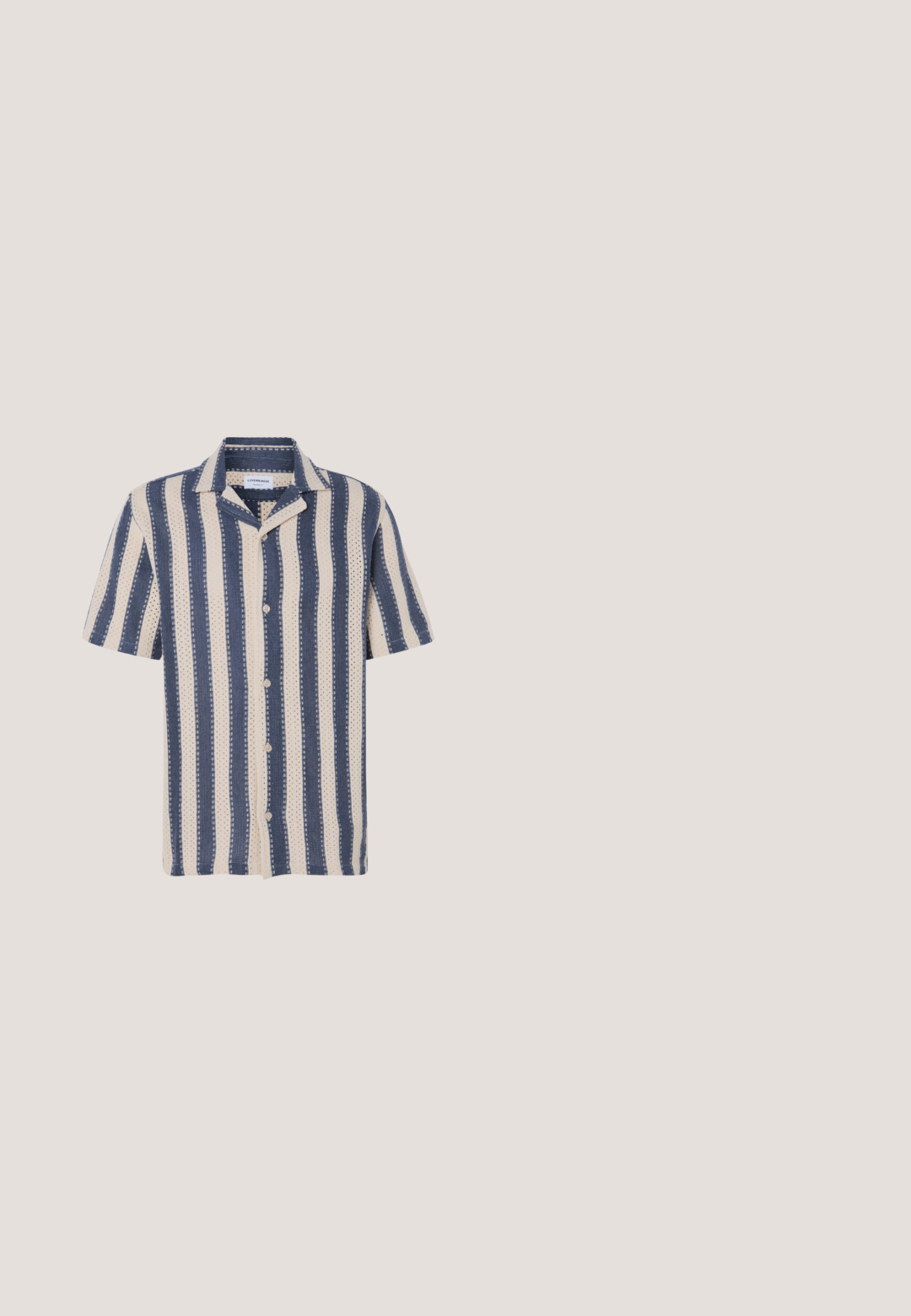 Kortærmet skjorte med et navy og creme-stribet mønster, der har en krave halsudskæring og knaplukning, lavet af åndbart stof.; Beige shorts lavet af letvægtsstof, med flad front, sidelommer og en enkelt knaplukning ved taljen.; Hvide canvas sneakers med brune accenter, der har flade snørebånd, en lav silhuet og en tekstureret gummisål.; Ray-Ban solbriller med grønne linser, sorte plastikstel og gyldne detaljer ved kanterne. Firkantet form med mat finish.; Canvas tote bag i off-white, med korte håndtag og teksten "LES DEUX" trykt i fede sorte bogstaver. Holdbart, simpelt design.; Flettet brun læderbælte med en sølvspænde. Har en vævet tekstur og en glat læderdetalje nær spænderen.