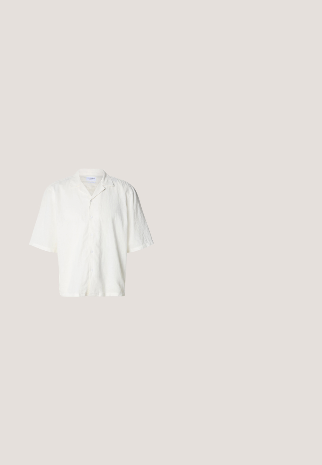 Chemise blanche à manches courtes avec col campagnard, boutonnée, fabriquée en tissu léger, présentée sur un fond neutre.; Shorts en lin beige clair avec taille élastique, lien coulissant et poches latérales, présentés sur un fond blanc.; Sandale à glissière à lanières croisées de couleur marron, dotée d'une finition mate, d'une semelle noire plate et d'une texture lisse. Design minimaliste sans matériel visible.; Lunettes de soleil écaille de tortue avec des verres verts, dotées d'une monture ronde. Accompagnées d'un sac à cordon noir avec le logo "URBAN CLASSICS".; Sac cabas en toile beige avec poignées couleur cuir, étiquette Coach noire et logo Coach New York au centre devant.; Ceinture en tissu tressé vert olive avec extrémité en cuir marron et boucle rectangulaire en métal argenté, enroulée sur un fond blanc.
