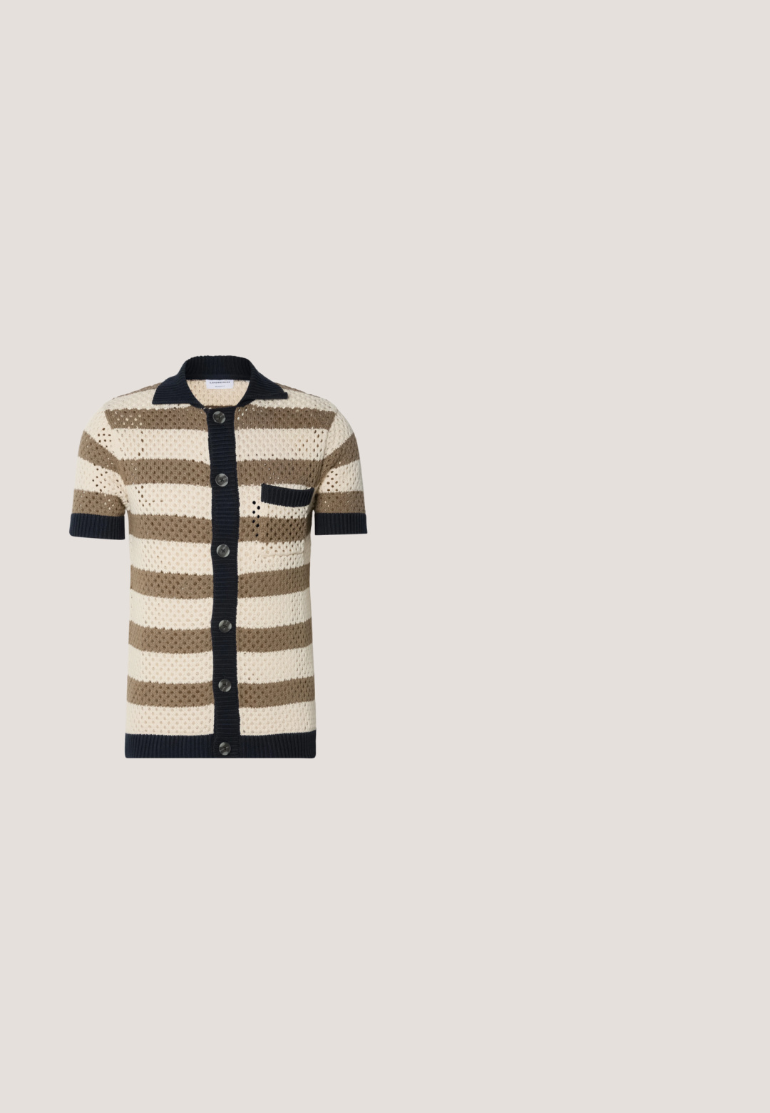Kortærmet, knap-op strik cardigan i creme, brun og marineblå striber. Har et struktureret væv og en enkelt brystlomme.; Brune bomulds chinos med slim fit, med en frontknaplukning og bæltestropper. Glat tekstur og tapered ben.; Beige ruskindssneaker med en tekstureret overdel, glat hvid hælkappe, tynde snørebånd og en gummi-ydersål. Har et lavt profil design.; Aviator-solbriller med en guld metalramme, brune gradientlinser og teksturerede brune detaljer på spidserne af stængerne.; Mørkebrun lædertaske med flaplukning og justerbar stofrem på hvid baggrund.; Brun vævet bælte lavet af elastisk materiale med en sølvmetalspænde og et suede-accents på enden af remmen. Tekstureret finish.