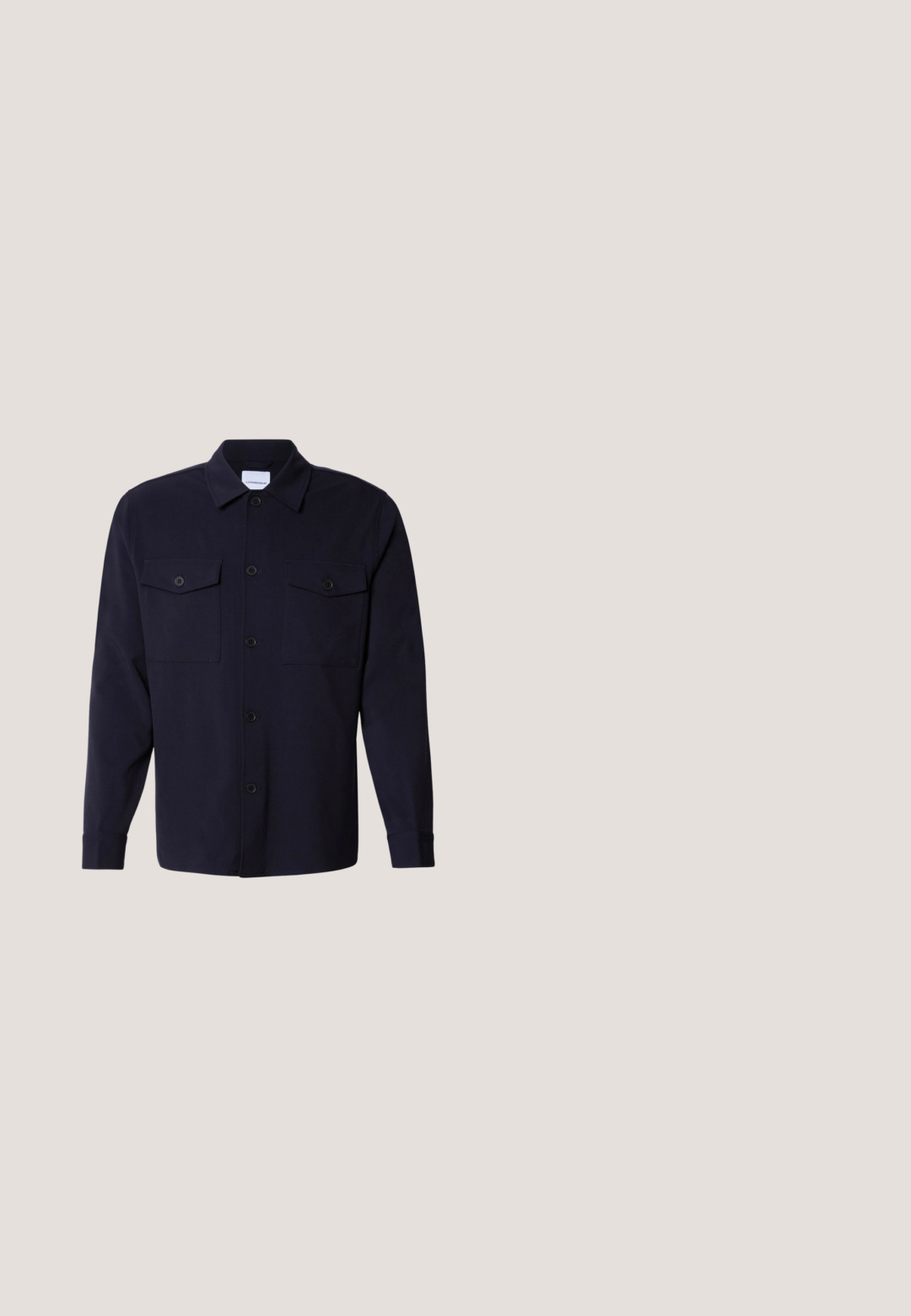 Navyblauwe overhemdenjack gemaakt van zachte stof, met twee borstzakken, een knoopsluiting aan de voorkant en lange mouwen met knoopmanchetten.; Donkerblauwe joggingbroek met elastische tailleband en zoomboorden bij de enkels, voorzien van een subtiel patchlogo op de bovenkant van het dijbeen.; Zwarte casual sneaker met bruine veters en hielstuk, crèmekleurige rubberen zool, zwevend weergegeven boven beige tapijt voor een bank.; Blauwe rechthoekige zonnebril met dikke monturen en getinte glazen, rustend op een wit oppervlak.; Marineblauwe schoudertas gemaakt van gestructureerde stof, met een ritssluiting, verstelbare schouderband en een reliëflogo op de voorkant.; Marineblauwe geweven stoffen riem met zilverkleurige metalen gesp en leren accenten, opgerold op een witte achtergrond.