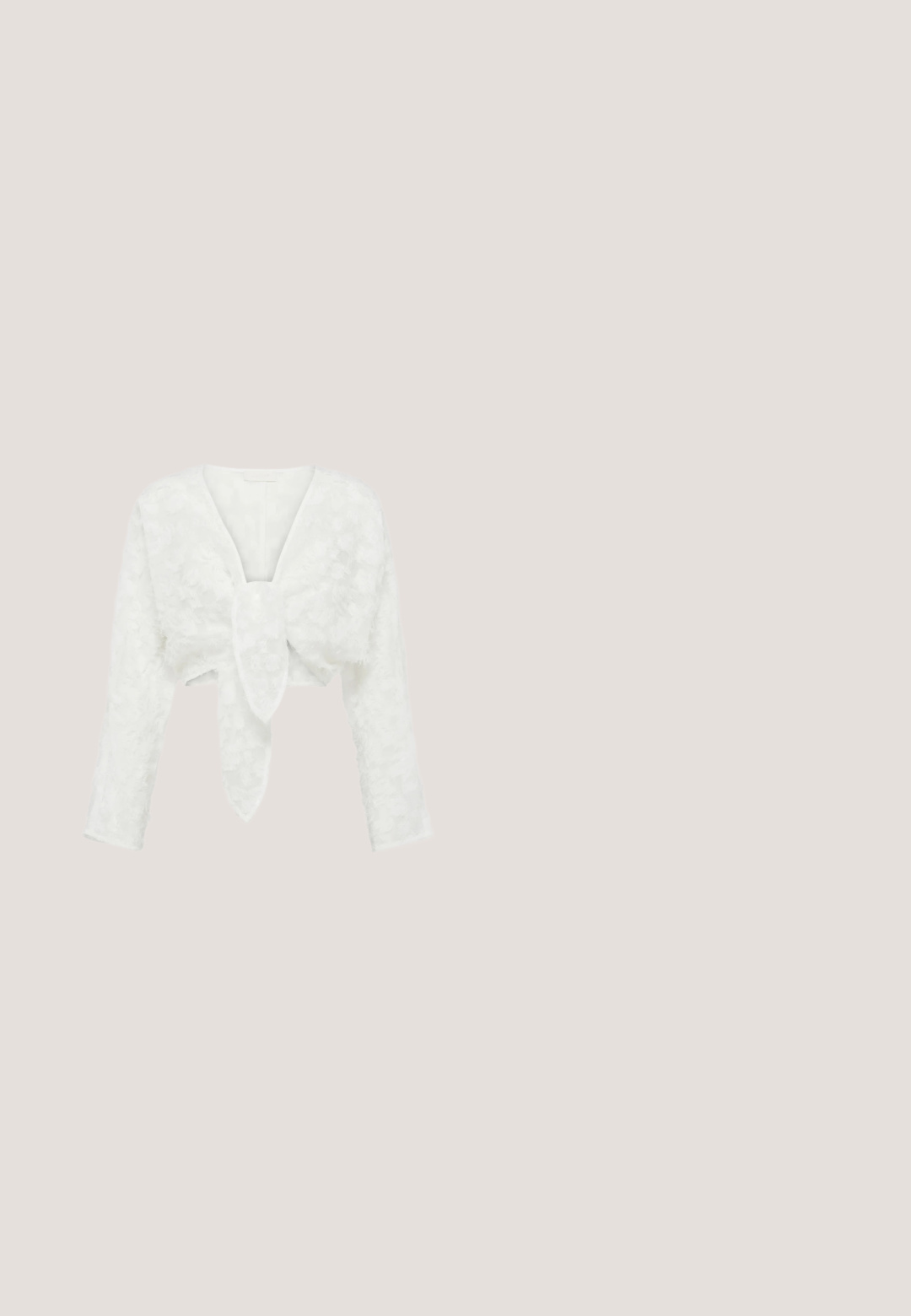 Blouse blanche cropped avec un décolleté en V profond, des manches longues et un motif floral texturé. Détail de nœud décoratif à l'avant. Matériau doux et léger.; Pantalons blancs amples avec une texture légère et satinée. Équipés d'une taille élastique avec un cordon à nouer et un motif subtil.; Sandale blanche à bout ouvert avec un épais talon carré, ornée d'une bande à paillettes texturée sur le pied et d'une sangle de cheville réglable.; Lunettes de soleil rondes avec monture beige translucide, verres violets et petits accents décoratifs dorés près des charnières.; Pochette souple blanche avec bandoulière chaîne dorée ornée de pierres précieuses transparentes, sur fond gris clair uni.; Bracelet en or avec des pierres rondes roses alternées et des perles blanches entourées de petits cristaux clairs, fermé par un fermoir.