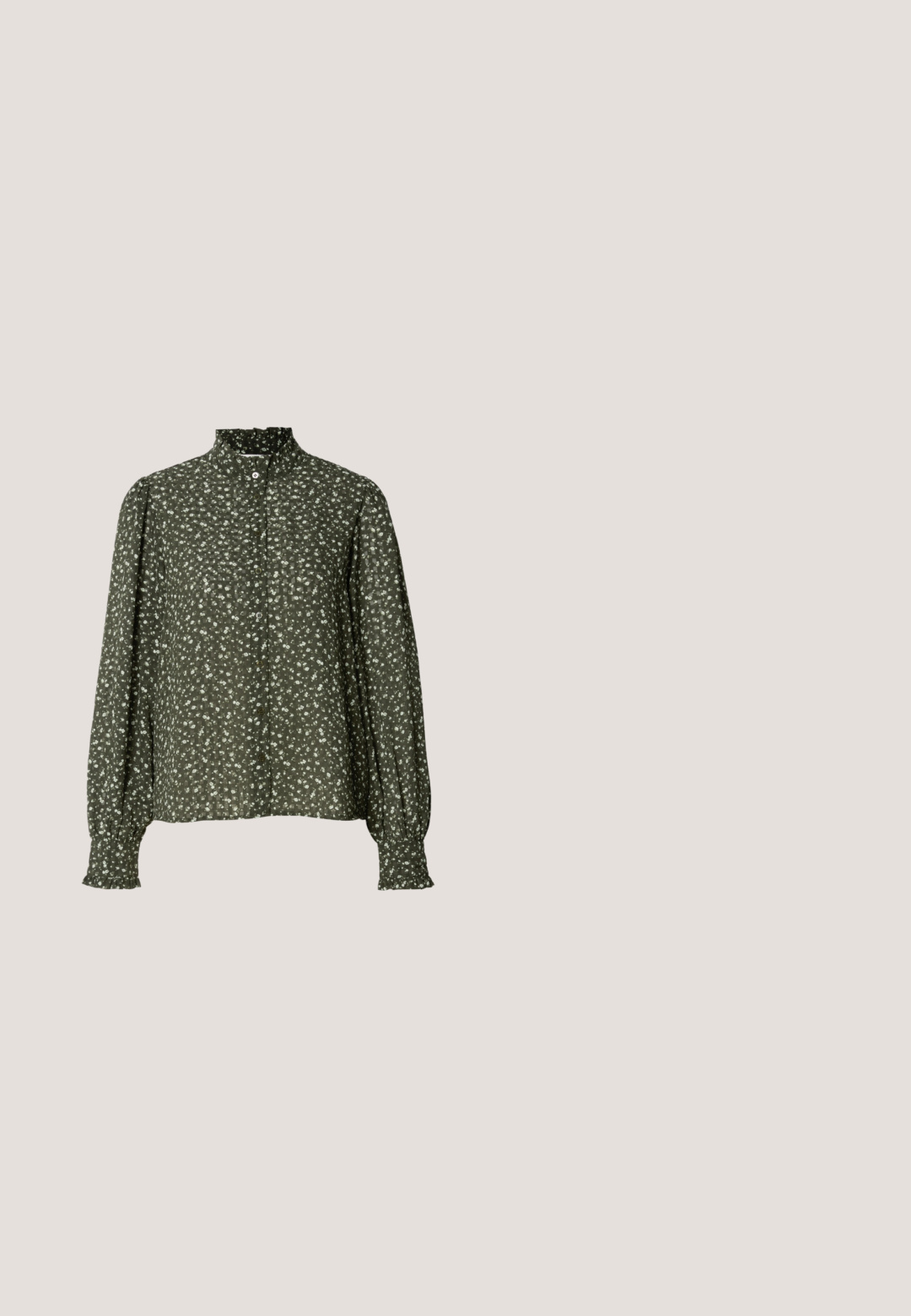 Mørkegrøn bluse med blomsterprint, høj krave, knaplukning foran og lange ærmer med elastiske manchetter. Blødt, let stof.; Sort faux læder flared nederdel med elastisk talje og synlige sømme på en ensfarvet hvid baggrund.; Sorte patentlæder flade sko med spidse tæer, en ankelrem med spænde og en glat, blank tekstur. Lav hæl for komfort.; Sorte solbriller med rektangulært stel, mørke linser, glat plastmateriale og en metalaccent på templet.; Brun faux læder skuldertaske med en buet form, en enkelt strop, kontrasterende syninger og en lynlåslukning langs den øverste kant.; Sølv hoops øreringe har et glat, afrundet design med en slank profil og sikker spænde. Minimalistisk stil med en poleret finish.