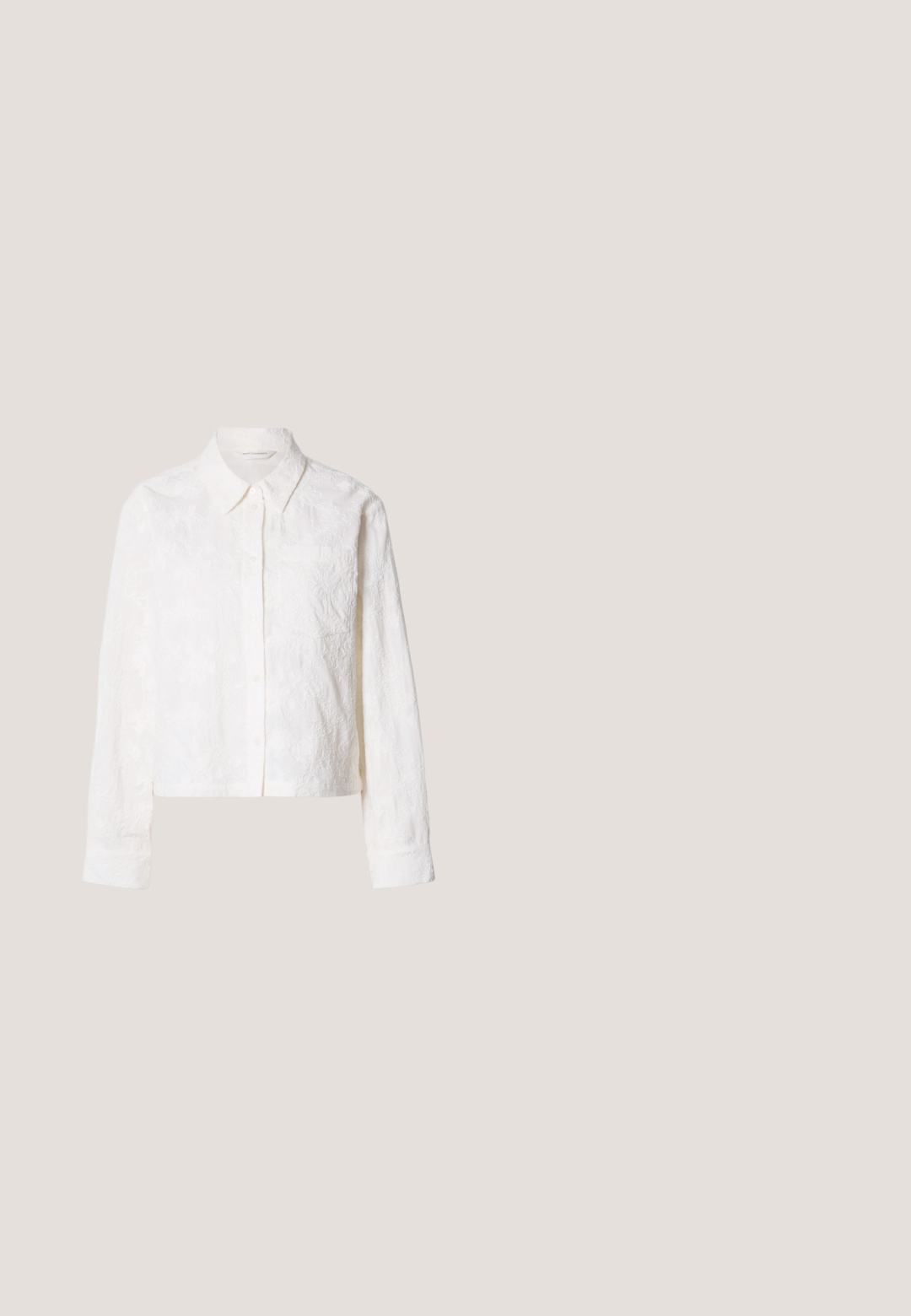 Weißes, kurz geschnittenes Hemd mit langen Ärmeln, verziert mit einem bestickten Blumenmuster und einer kleinen Brusttasche. Glatte Textur.; Beige Skinny-Jeans mit einem schwarzen gemusterten Taillengummi und passendem Band. Verfügen über fünf Taschen und eine glatte Baumwollmischung.; Braune Lacklederpumps mit spitzem Zeh, Slingback-Design und goldener Kettenakzent an der Ferse. Die Absätze sind ungefähr 10 cm hoch.; Schildpatt-Sonnenbrille mit übergroßen Verlaufslinsen, strukturierten schwarzen Akzenten an den Bügeln und goldfarbener Hardware.; Paar kleine herzförmige Ohrstecker aus Silber und Gold vor schlichtem Hintergrund.; Brauner Ledergürtel mit einem eleganten Design, ausgestattet mit einem goldfarbenen Verschluss und kontrastierenden weißen Nähten. Strukturierte Oberfläche mit glatter Verarbeitung.