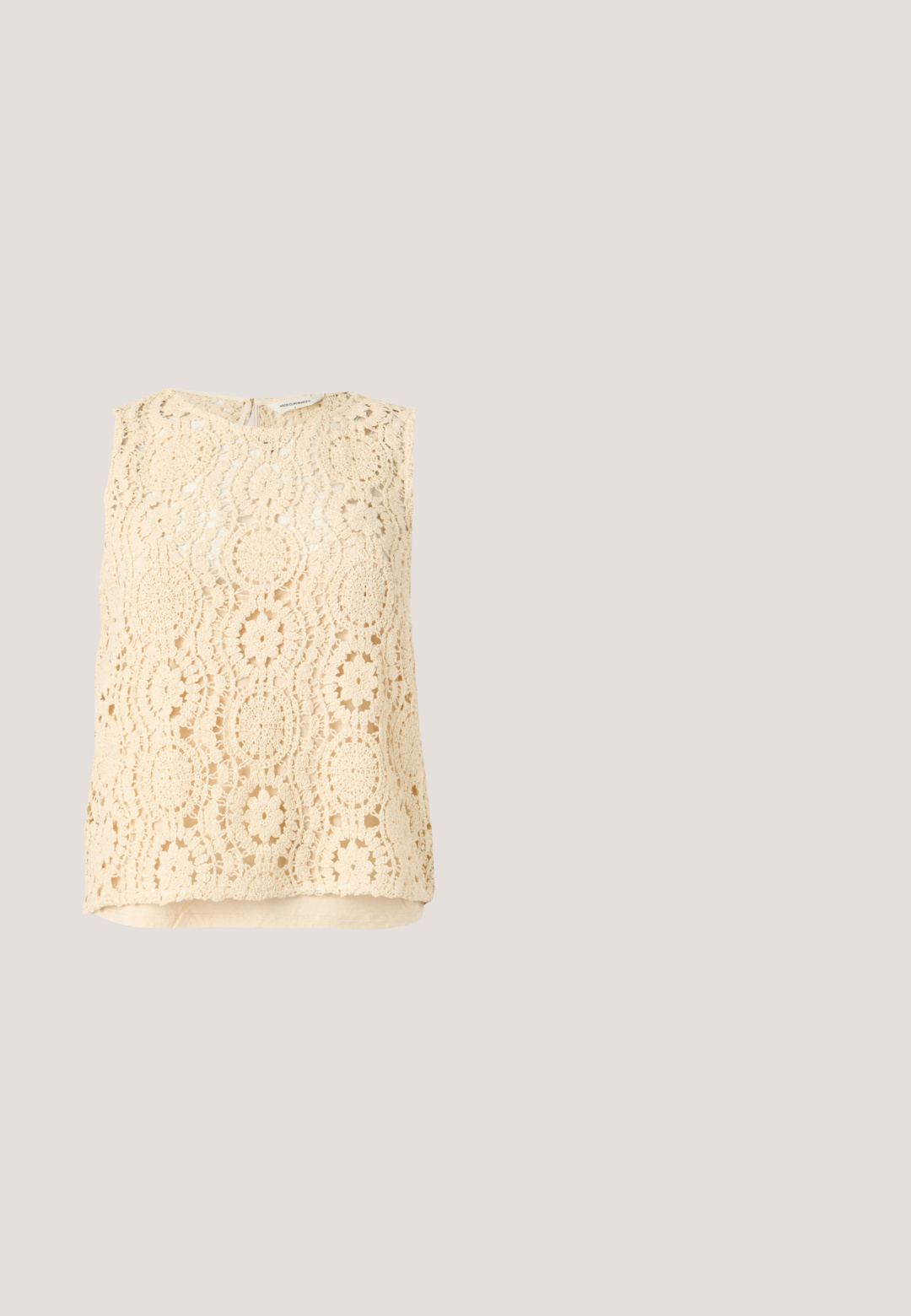 Ærmeløs beige hæklede blonde top med blomsterformede cirkelmønstre og en beige foring, vist mod en ensfarvet baggrund.; Cremefarvede bukser med elastisk talje, der har et tekstureret blomsterdesign. Stof ser blødt ud med et afslappet, bredt ben-design.; Steve Madden BIGMISSILE - Hjemmesko - beige; Orange katteøje-solbriller med mørke linser og gyldne logo-accenter på stellets øvre hjørner, vist på en hvid baggrund.; Beige håndtaske med frontpanel i flettet stråtekstur, topgreb, guldspænde og aftagelig skulderrem på ensfarvet baggrund.; Hængende øreringe med mørklilla runde, teksturerede ovale, gyldne og uregelmæssige mørkebrune stenlignende perler stablet lodret.