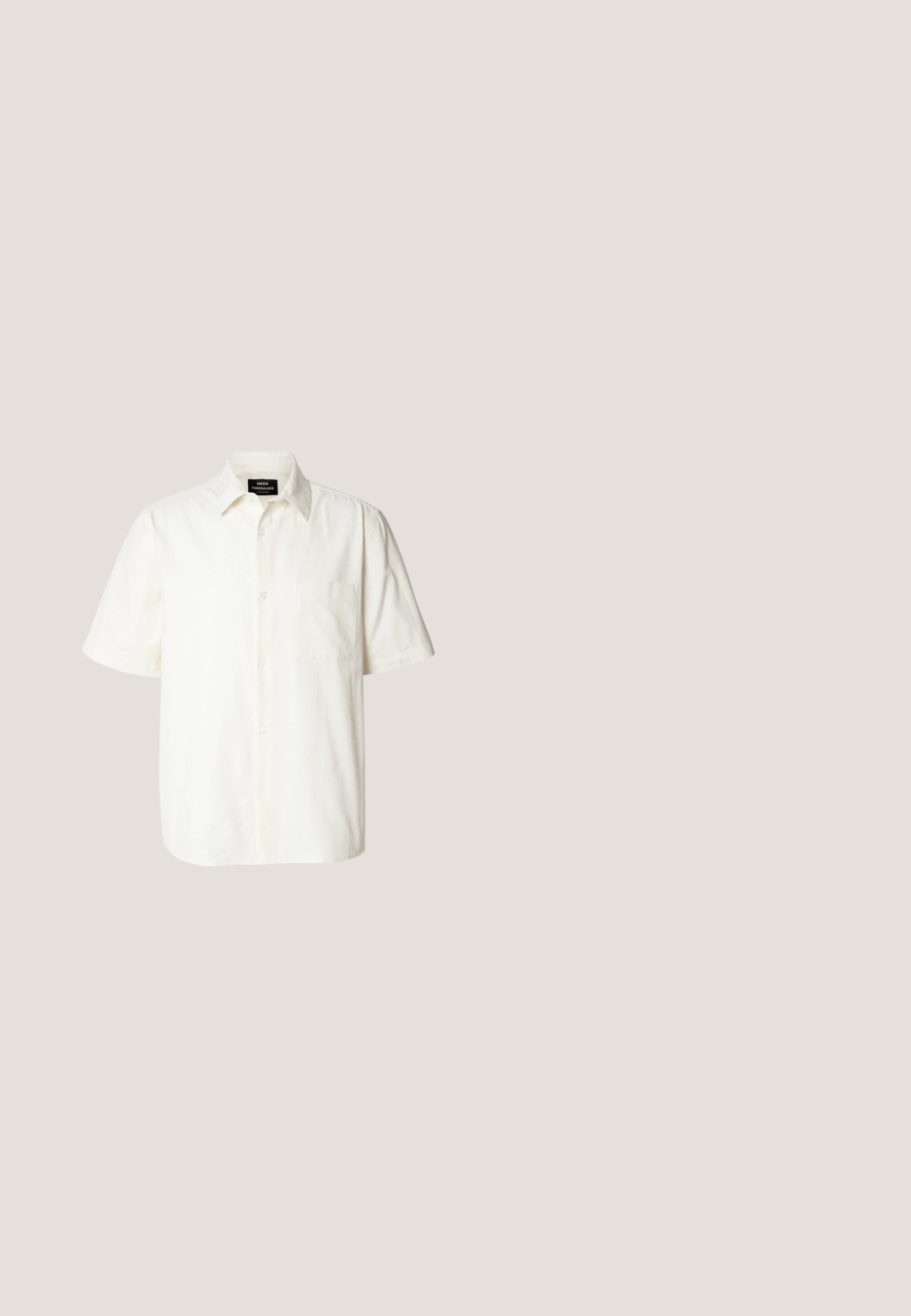 Korte mouw, overhemd met knopen in off-white stof, met een zak op de linker borst en een klassieke kraagontwerp. Soepele textuur.; Donkergrijze linnen shorts met een elastische tailleband, met een eenvoudig ontwerp en rechte snit, afgewerkt met zijzakken.; Zwarte BOSS teenslipper op een beige tapijt met een grote ronde amberkleurige tafel op de achtergrond.; BOSS Zonnebril - black/gold-coloured; Zwarte canvas tas met twee schouderbanden en een subtiel, ingebosseleerd cirkelvormig ontwerp aan de voorkant.; Gevlochten zwart en olijfgroen armband met een zilveren magnetische sluiting, weergegeven op een effen witte achtergrond.