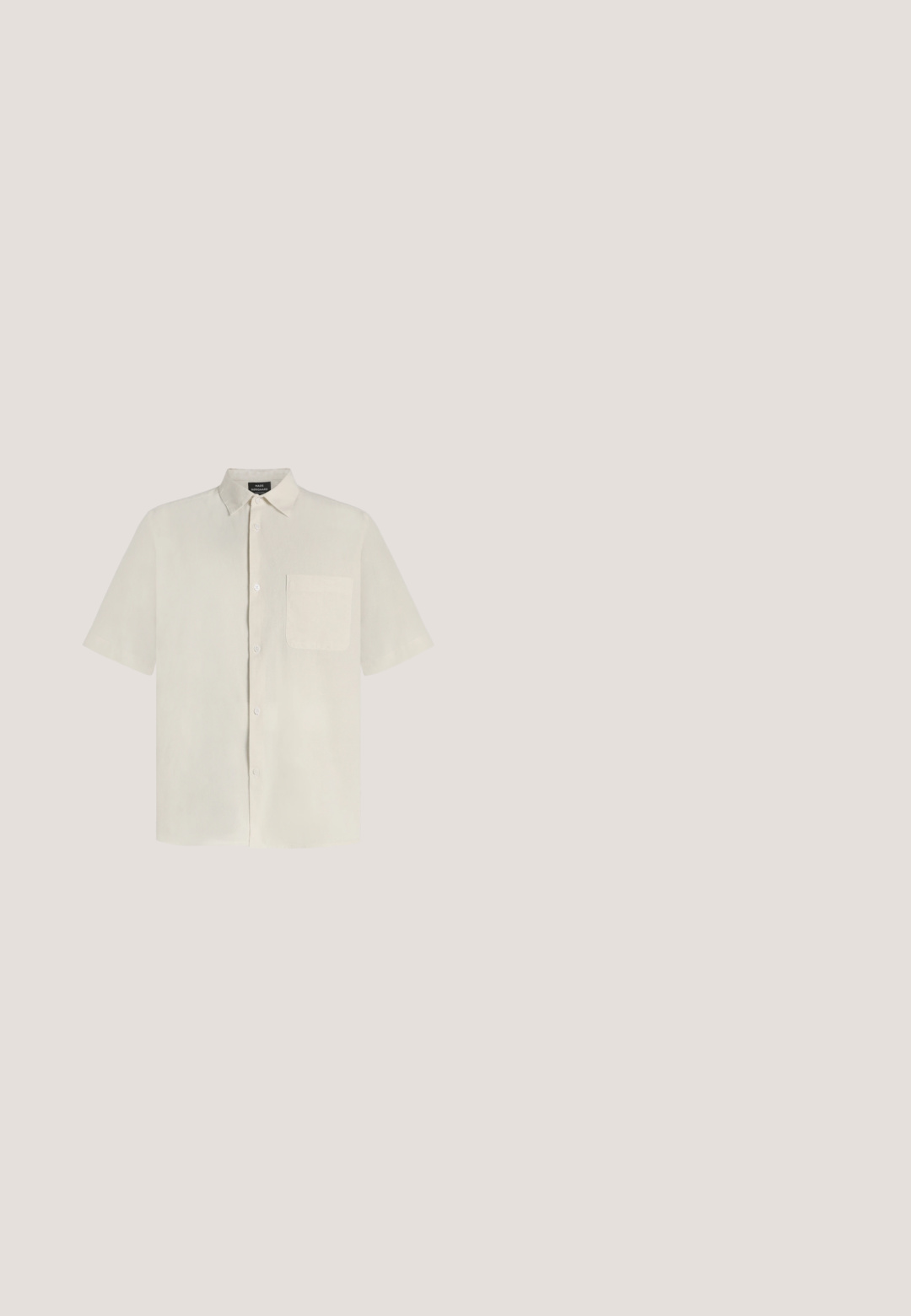 Chemise beige à manches courtes avec boutons, col et poche poitrine, présentée à plat sur un fond clair.; Pantalon droit marron foncé avec passants de ceinture, fermeture par bouton et pli sur le devant, présenté sur fond blanc.; Chaussure de ville Oxford en cuir brun avec bout amovible, lacets fermés et petit talon empilé sur fond blanc.; Cravate marron avec un motif floral en forme de losanges blancs et roses sur un fond uni clair.; Serviette en cuir brun foncé avec deux poignées, une bandoulière détachable et un petit logo à l'avant sur un fond uni.; Ceinture en cuir marron avec boucle argentée et clous décoratifs en argent le long de sa longueur, enroulée sur un fond blanc.