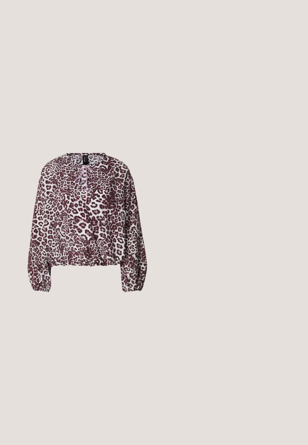 Bluse med leopardprint i blødt stof, der har en løs pasform, rund halsudskæring og lyserød snøre-detalje foran. Elastiske ærmekanter.; Bordeaux bredde ben bukser med for plisser, sidelommer, bæltestropper og en skjult lukning foran.; Sorte patenterede læder Mary Jane sko har en rund tå, to justerbare spænder, og en lav blokhæl. Glat tekstur, minimalistisk design.; Sølv metalindrammede pilot-solbriller med lysebrune tonede linser og sorte stænger, der hviler på en hvid overflade.; Sort læder tote taske med dobbelte skulderstropper og en lille guldfarvet mærkeplade foran midt på.; Sølv hoop øreringe med perle- og krystalaccentuer, der har en tekstureret overflade og en sikker stiftlukning.