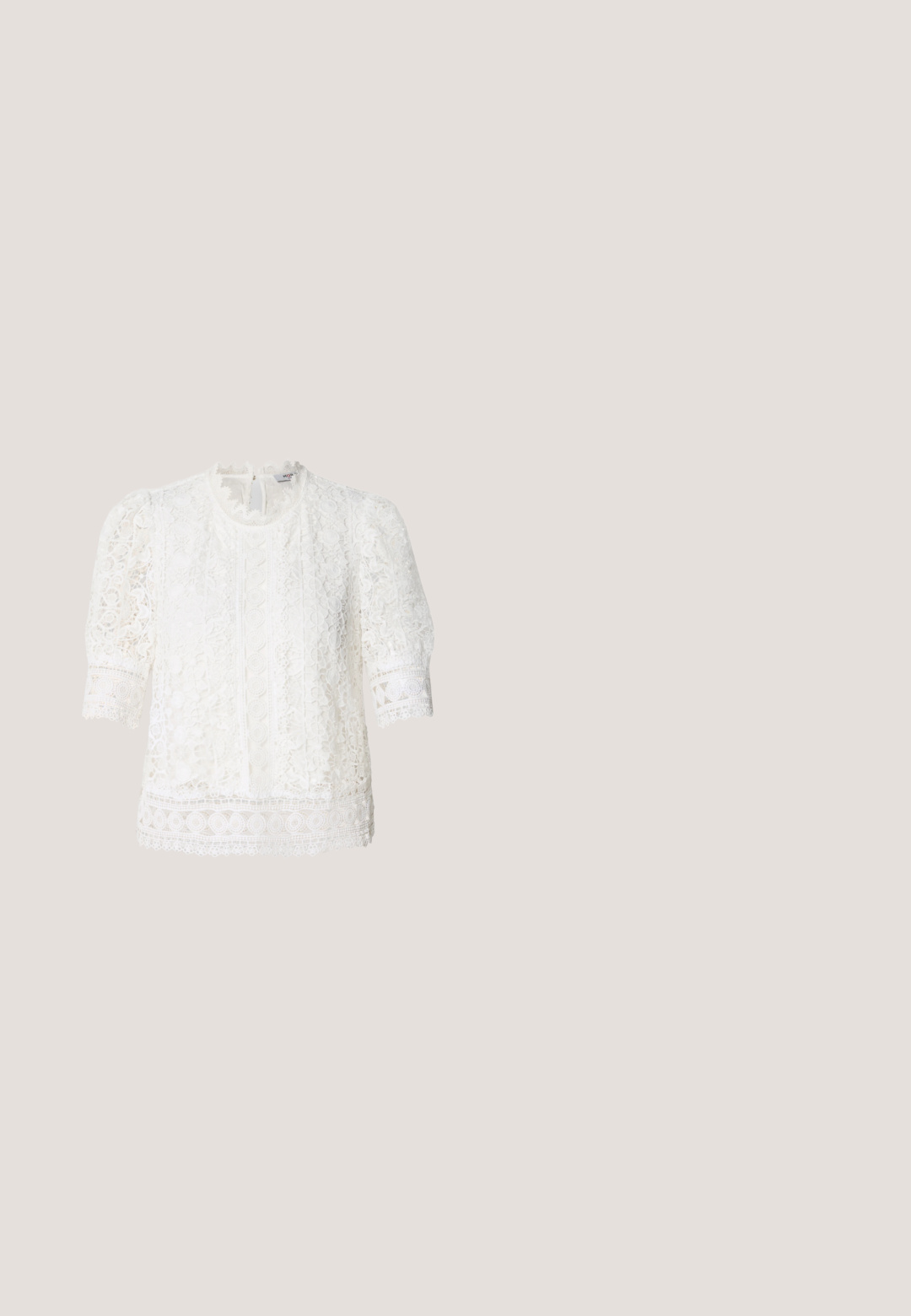 Witte kant blouse met een hoge halslijn, korte puff mouwen en ingewikkelde bloemmotieven met gegolfde kant trim.; Zwarte wijde broek van soepel stof, met plooien aan de voorkant, een aansluitende tailleband en zonder zichtbare patronen of accenten.; Zwarte leren cowboylaars met een spitse neus, gegraveerde draaiende patronen en een halfhoge hak. Voorzien van een trekhaak voor gemakkelijk aan- en uittrekken.; Zwarte cat-eye zonnebril met heldere lenzen, dunne roségouden metalen accenten en gladde zwarte kunststof monturen. Sleek ontwerp en gebogen veren.; Zwarte leren handtas met een gebogen vorm, textuuroppervlak, voornaden en een logo in goudkleur. Beschikt over een enkele verstelbare schouderband.; Zwarte leren riem met een ronde messingen gesp. Heeft een gestructureerd oppervlak en een gladde uiteinde dat naar een punt toelopend is.