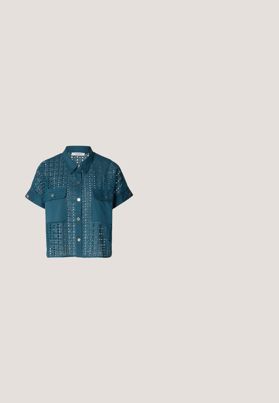 Blouse à manches courtes teal avec des détails en dentelle et deux poches poitrine. Présente un devant boutonné et un col. Texturé avec des motifs ajourés.; Pantalons large bleu marine avec une texture lisse, taille élastique, pli avant unique et fermeture à bouton à la taille.; Bottine noire en cuir avec talon bloc, bout pointu, présentée au-dessus d'une surface en bois avec un fond flou d'herbe verte.; Sac fourre-tout noir en simili cuir avec une finition texturée, deux longues poignées et des accents en métal doré sur le côté. Shape rectangulaire.; Deux paires de Boucles d'oreilles créoles géométriques dorées sur une surface blanche unie, une paire carrée et pleine, une paire rectangulaire et creuse.; Ceinture en cuir noir enroulée avec une boucle en métal doré brillant sur un fond clair.