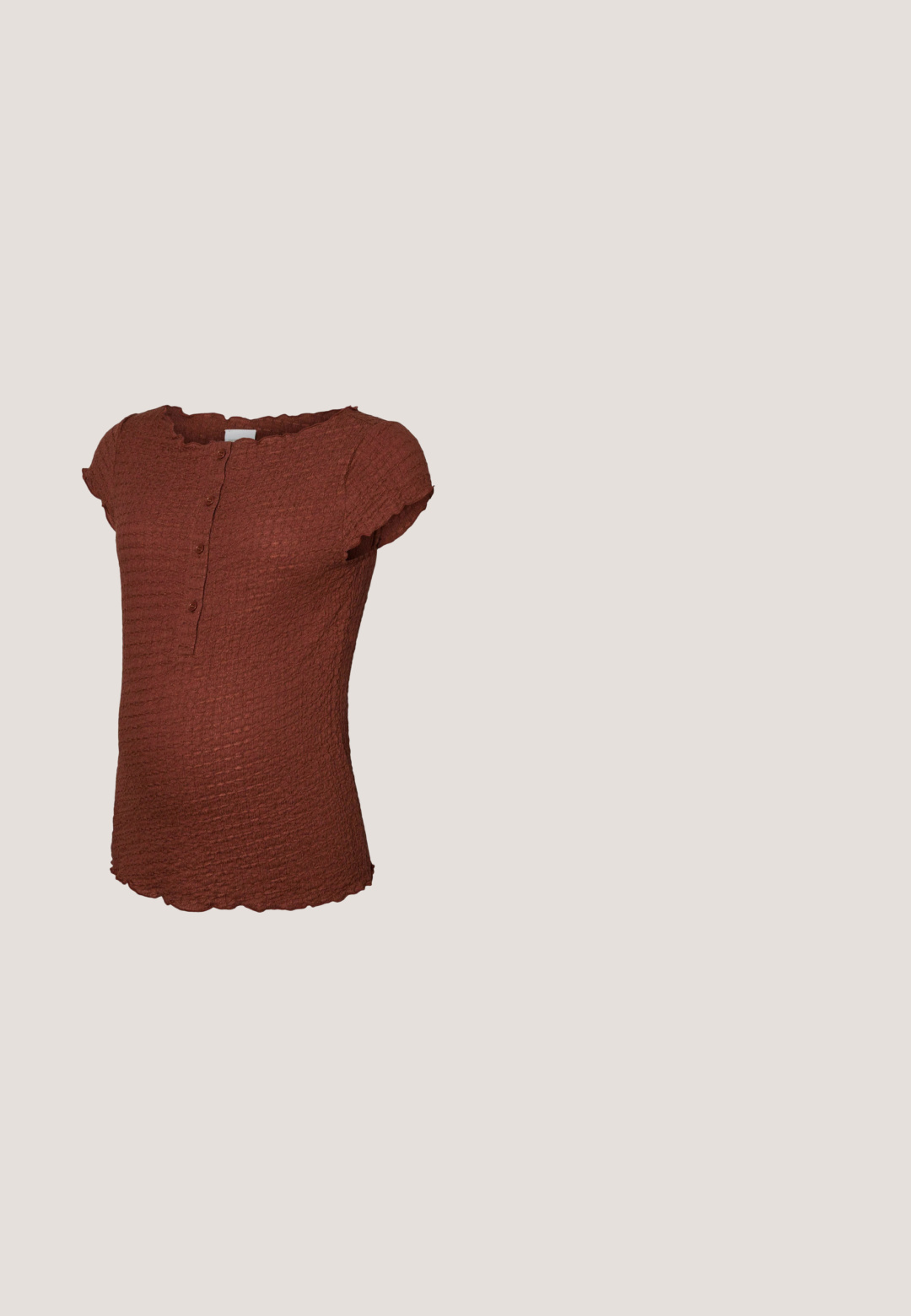Kortærmet brun strikket top med tekstur, knaplukning og bølgede kanter på krave, ærmer og kant.; Vero Moda Maternity Wide-leg maternity Wide Leg Fit - Jeans Relaxed Fit - medium grey denim; Brun læder Mary Jane højhælet sko med rundet tå og gyldent spænde, vist på en neutral reflekterende overflade og tekstureret glasbaggrund.; Røde oversized firkantede solbriller med gradient mørke linser og mønstrede stel på hvid baggrund.; Suedes skuldertaske i dyb burgunderfarve med to lange stropper, snørelukning og et lille tag fastgjort, med en glat overflade.; Justerbar lyserød flettet armbånd med en guldfarvet sommerfuglevedhæng dekoreret med små hvide krystaller og et centralt perleoplag.