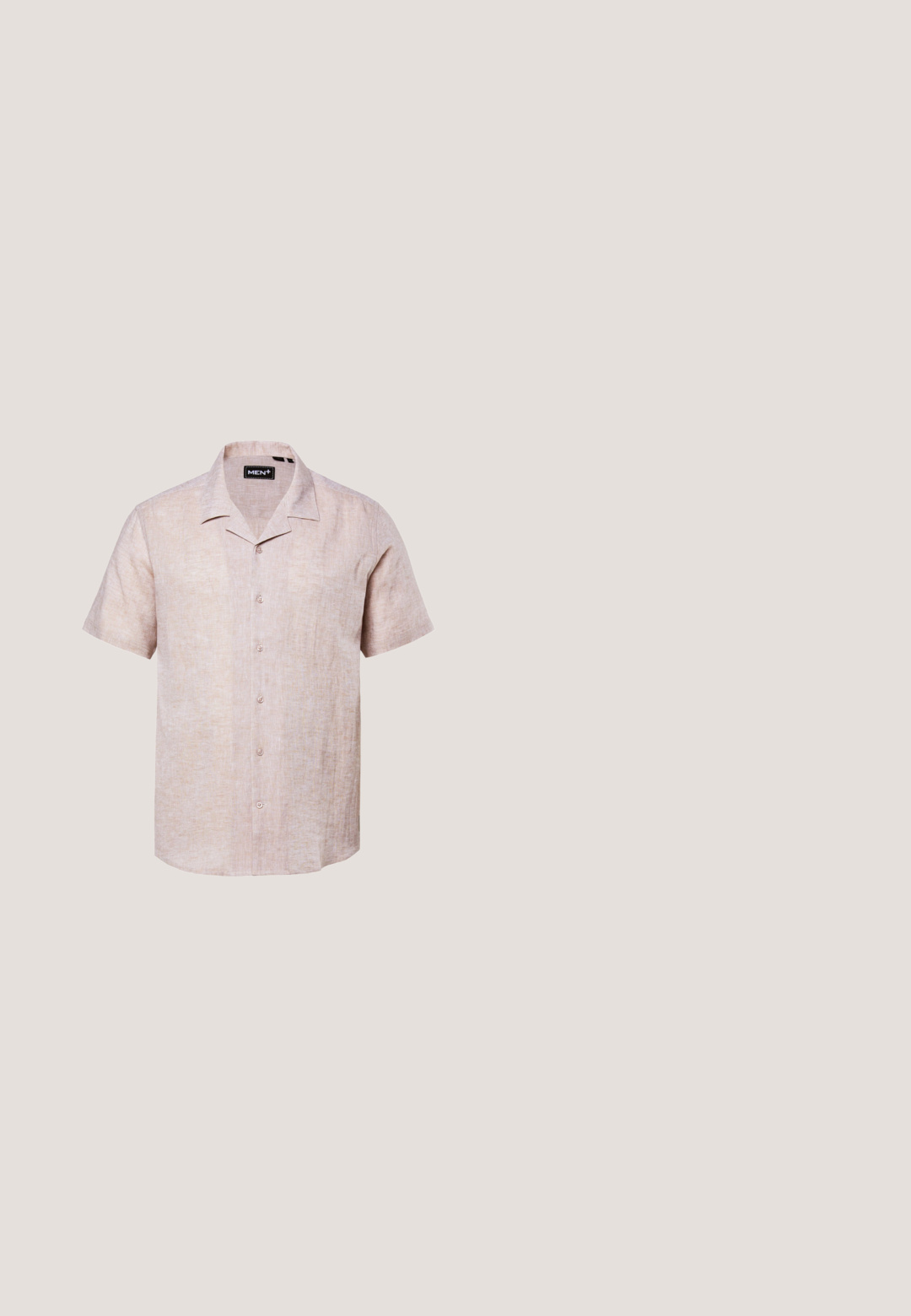 Beige kortærmet linnedskjorte med camp-krave og syv knapper foran, mærket MEN+ på indersiden af nakkeetiketten.; Lysblå denimshorts med en let falmet finish, opfoldede bukseben, fem-lommer design og en metalknaplukning.; Hvide kanvas sneakers med en marineblå hælaccents, flad gummisål, rund tå og hvide snørebånd. Har logo på siden.; Next AVIATOR STYLE - Solbriller - gold-coloured; Beige bomulds tote bag med to kraftige håndtag. Har sort trykt tekst: "Les Deux International Community & Sporting Goods."; Vævet beige bælte med et snoet design, brune læderdetaljer og en sølv metalspænde. Teksturfinish og fleksibel form.