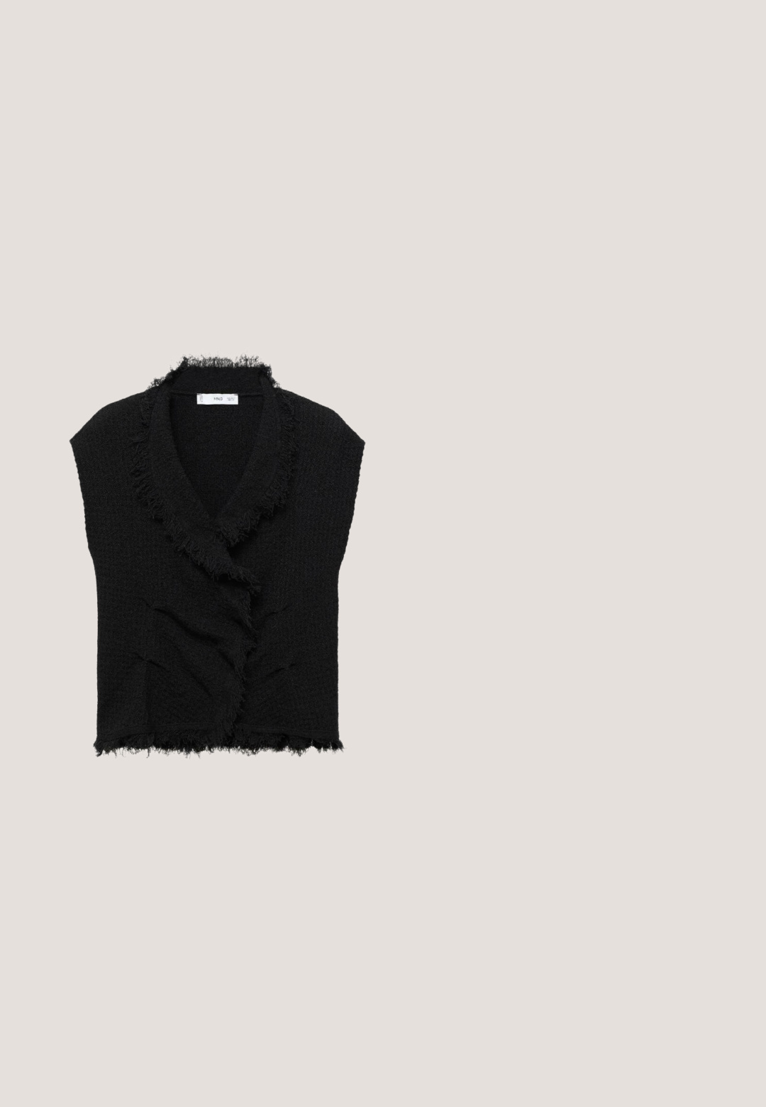 Schwarzes ärmelloses Top aus strukturiertem Stoff, mit einem ausgefransten offenen Kragen und rüschigem Design. Die Ränder sind ebenfalls ausgefranst für zusätzliche Details.; Schwarze, maßgeschneiderte Hosen mit weitem Bein, ausgestattet mit einem flachen Vorderteil, Taschen und einem Gürtelschlaufen, aus einem glatten Stoff mit einem sauberen Finish.; Schwarzer Lacklederslingback-Schuh mit spitzem Zeh, dreieckigem Absatz und dekorativem Riemen mit silbernen Akzenten. Glatte Textur.; Schwarze rechteckige Sonnenbrille mit einfarbigen, dunklen Gläsern, ausgestattet mit gesteppten schwarzen Bügeln und einem goldenen Logo-Detail.; Schwarze Lederhandtasche mit abgerundeter Form, verziert mit goldenen Metallnieten, die gleichmäßig über die Oberfläche verteilt sind, und einem integrierten Griff oben.; Goldfarbener verstellbarer Ring mit einem erhabenen Skorpion-Design und mehrfarbigen Steinen (rot, blau, grün, lila) mit der Gravur "SINGULARU" auf der Innenseite.