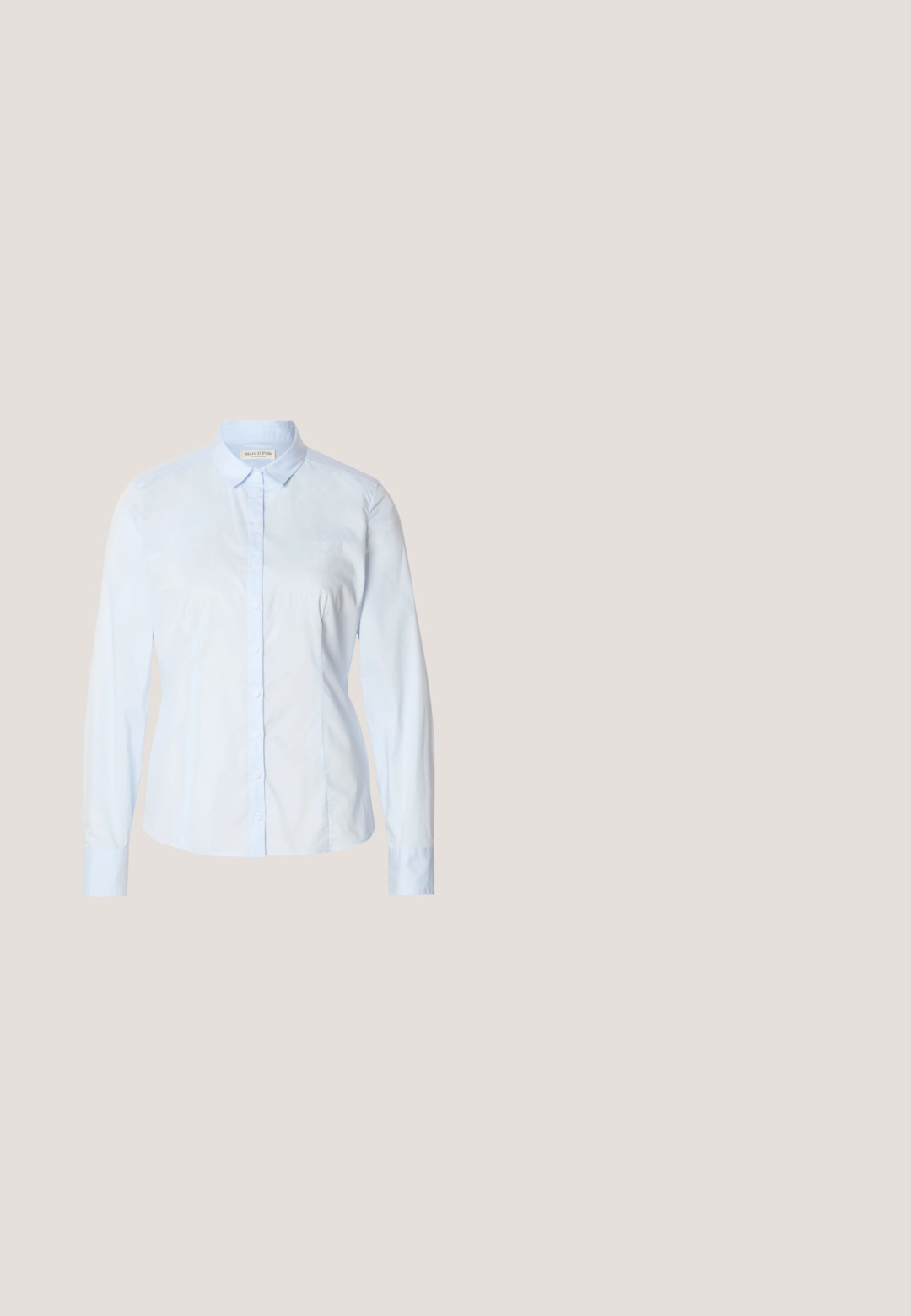 Lyseblå skjorte med knapper og lange ærmer, klassisk krave og et subtilt logo broderet på brystet. Glat, skarpt stoftekstur.; Sorte skræddersyede bukser med slim fit, flad front og uden synlige lommer, med en glat tekstur og en ren finish ved kanten.; Sort læder Mary Jane-sko med spids tå, to remspænder, lav hæl og glat tekstur. Designet til et formelt udseende.; Sort faux læder tote taske med en tekstureret finish, to lange håndtag og hardware i guld tone-accenter på siden. Rektangulær form.; Sølvfarvede metaloorringe med glat, let buet overflade og låsemekanisme på en ensfarvet hvid baggrund.; Sort læderbælte med sølvrektangulært spænde, rullet sammen og liggende på en hvid overflade.