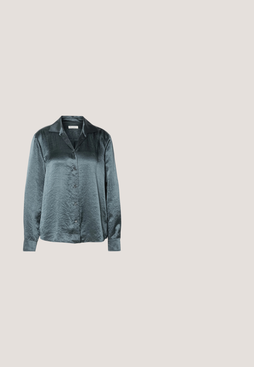 Chemise en satin vert foncé à manches longues avec col, devant à boutons, texture lisse et léger éclat, comportant cinq boutons et des manches à poignets.; Pantalons noirs à jambe large en tissu lisse. Dotés d'une taille plate avec passants de ceinture et sans poches visibles. Design simple.; Escarpins slingback en cuir verni noir avec un embout pointu, un design à découpes arrondies et un talon carré. Présente un accent de boucle en ton doré.; Sac à main noir en forme de croissant avec une bandoulière unique, une fermeture éclair dorée et une languette décorative rectangulaire dorée à l'avant.; Boucles d'oreilles en métal doré et argenté avec une forme arrondie et courbée, présentant un design en forme de vague et une texture polie.; Ceinture en cuir noir avec une boucle rectangulaire en or. La ceinture a une texture lisse et un subtil détail de couture le long des bords.
