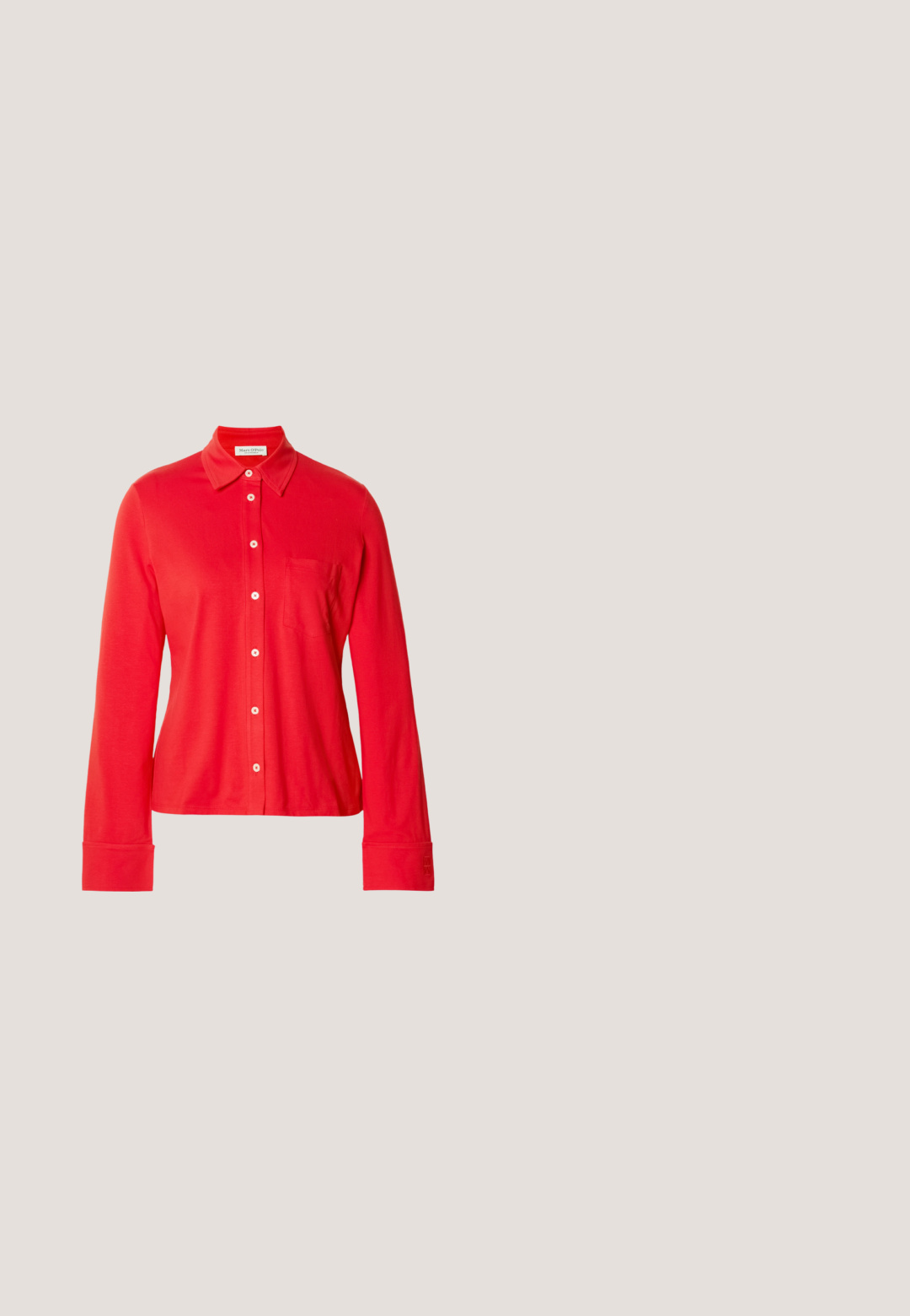 Camisa de manga larga roja, con botones, hecha de tejido elástico. Tiene un cuello, un bolsillo en el pecho y botones blancos en el frente y en los puños.; Pantalones negros de pierna ancha hechos de una tela suave. Presentan una cintura plana con pasadores de cinturón y sin bolsillos visibles. Diseño sencillo.; Zapatos de tacón Mary Jane de charol rojo con punta cuadrada, una correa en el empeine y un tacón bajo en bloque. Combinados con pantalones negros.; Bolso de hombro rectangular negro con una correa trenzada y una bufanda con estampado floral adjunta sobre fondo blanco.; Par de pendientes de aro espiral plateados con diseño liso y redondeado sobre un fondo blanco liso.; Cinturón de cuero negro con una hebilla rectangular en tono dorado, bordes redondeados, textura suave y un diseño elegante.