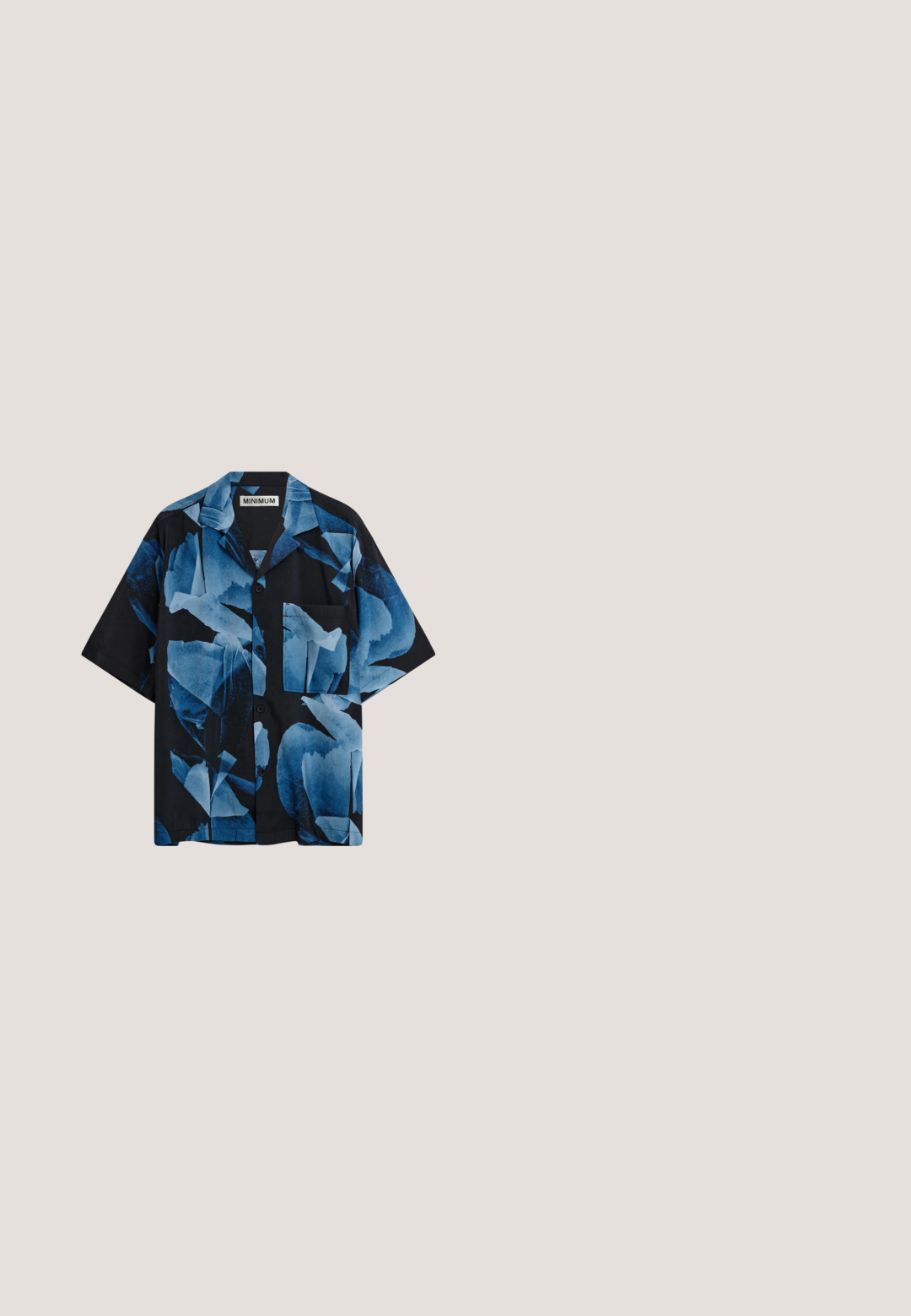 Sort kortærmet skjorte med blå abstrakte blomsterprint, med klassisk krave og løs pasform, vist bagfra.; Beige løstsiddende cropped bukser med elastisk talje og snøre foran, lavet af letvægtsstof.; Grøn gummi klipklap med justerbar rem og ventilationshuller. Glat tekstur, rundt tåparti og hævet sål for komfort.; Sorte sportssolbriller med indrammede blå spejlede linser og blå stangender, vinklet på en hvid baggrund.; Guld kæde halskæde med store, sammenflettede led med en poleret overflade. Glat tekstur og ensartet design gennem hele længden.; Sort elastisk bælte med en sølvmetal spænde, der har "Alpha Industries" logoet, flad design og glat overflade.