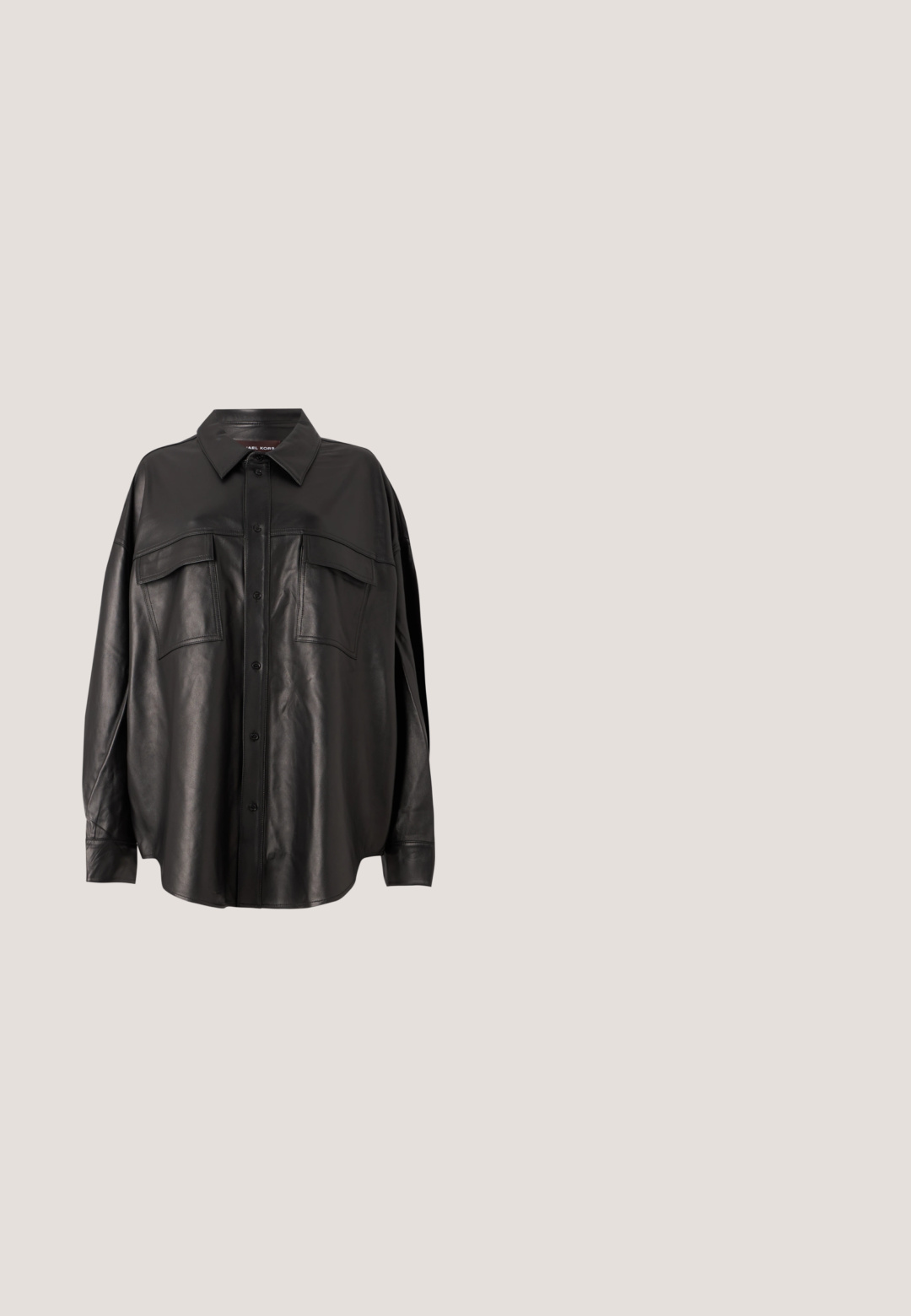 Zwarte leren shirt met een doorstart knoopsluiting, puntige kraag en twee borstzakken. Heeft een losse pasvorm en een gladde textuur.; Zwarte wijde broek met hoge taille van kunstleer met voorzakken en riemlussen, plat weergegeven tegen een lichte achtergrond.; Zwarte high-heeled sandaal met dunne bandjes, enkelgesp en een metalen logodetail aan het zijbandje, afgebeeld tegen een witte achtergrond.; Zwarte cat-eye-zonnebril met donkere glazen en dunne pootjes, gebrandmerkt met "MAGDA BUTRYM" aan de zijkant.; Zwarte lakleren schoudertas met een zilveren gespdetail en een zilveren kettingriem, getoond tegen een effen lichte achtergrond.; Zilveren druppeloorbellen met gladde, ronde, reflecterende oppervlakken die hangen aan klapring-sluitingen. Achtergrond is puur wit.