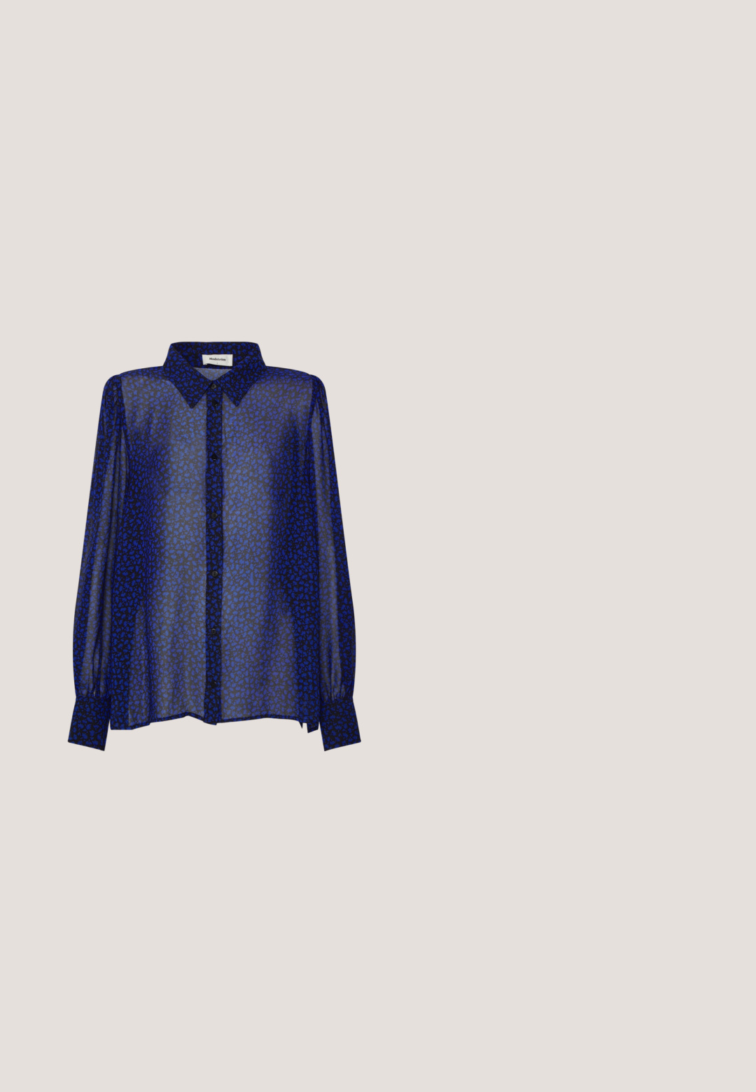 Modström BAO - Hemdbluse - dark blue; Schwarze Denim-Jeans mit weitem Bein, hoher Taille, Tasche vorne und aufgesetzter Gesäßtasche. Glatte Textur mit minimalen Nahtdetails.; Knöchelhöhe schwarze Lederstiefel mit quadrater Spitze und Blockabsatz, gezeigt mit einem Modell, das einen olivgrünen Mantel trägt. Glatte Textur, minimale Details.; Schwarze rechteckige Sonnenbrille mit dunkel getönten Gläsern, dickem Kunstrahmen und breiten Bügeln. Glatte Oberfläche und kantiges Design.; Silberne Creolen, kreisförmig, mit glatter, glänzender Oberfläche und gleichbleibender Breite. Minimalistisches Design ohne zusätzliche Akzente.; Schwarzer Leder-Gürtel mit einer rechteckigen, goldfarbigen Schnalle mit abgerundeten Kanten, glatter Textur und einem eleganten Design.