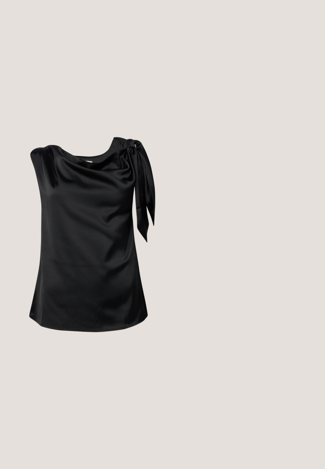 Modström KATJAMD TOP - Bluse - black; Schwarzer Satinrock in A-Linie mit glatter Textur und fließendem Saum, knielang, auf weißem Hintergrund dargestellt.; Schwarze Sandale mit Riemchen, quadratischer Zehenpartie, verstellbaren Knöchelbindungen und einem schmalen Blockabsatz. Hergestellt aus einem glatten, strapazierfähigen Material.; Schwarze Cat-Eye-Sonnenbrille mit matter Oberfläche, grauen getönten Gläsern, scharfen Kanten und schlanken Bügeln. Der Markenname ist auf dem inneren Bügel sichtbar.; Even&Odd Handtasche - black; Silberfarbene Ohrringe mit einer strukturierten, kreisförmigen Oberseite und einem größeren, ovalen Anhänger. Das Material scheint Metall zu sein und hat eine glänzende, reflektierende Oberfläche.