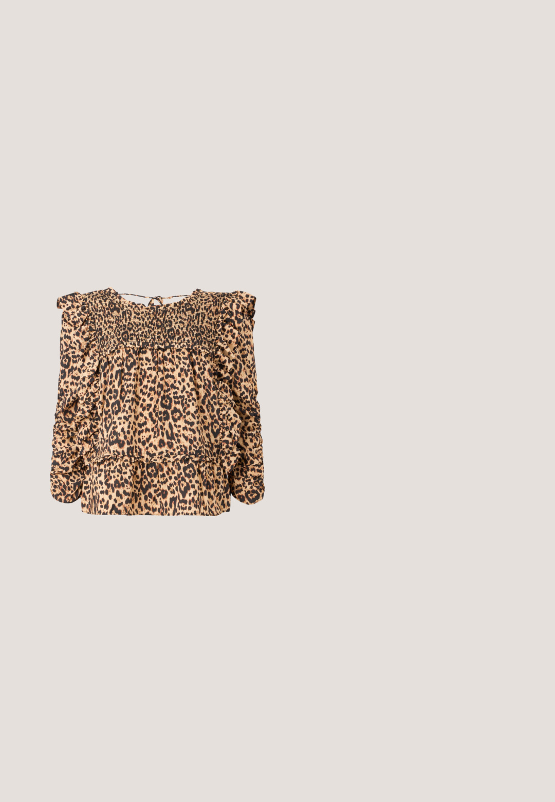 Blouse à imprimé léopard présentant un buste froncé, des manches volantées et une coupe décontractée ; fabriquée en tissu léger dans des tons beiges et noirs.; Jeans taille haute, coupe droite en denim lavage sombre, avec un ourlet effiloché et un design classique à cinq poches avec des accessoires en métal argenté.; Ballerines en cuir noir avec un bout rond, texture lisse, détails de couture minimalistes et design de semelle flexible.; Lunettes de soleil en écaille brune avec des verres rectangulaires, des accents en métal doré aux tempes et des branches noires épurées.; Sac à main en cuir noir de forme semi-circulaire, avec des accents bruns et des accessoires dorés. Il dispose d'une bandoulière réglable.; Boucles d'oreilles en or avec un design élégant et arrondi. Présentent un centre creux et une surface brillante, complétant les styles modernes.