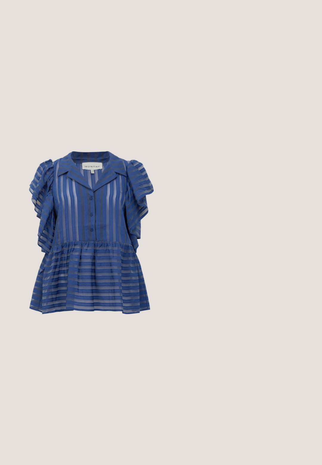 Blouse bleue à manches courtes avec des rayures verticales et horizontales, devant boutonné, manches volantées et ourlet peplum.; CLOSED WRENNA - Pantalon classique - urban beige; Sandale mule en daim marron avec trois brides sur le dessus du pied et une semelle plate noire, vue de côté sur fond blanc.; Lunettes de soleil rectangulaires avec des montures en écaille de tortue foncée, des verres bruns dégradés et un logo doré sur les branches. Texture lisse, design audacieux.; Petit sac pochette métallique argenté avec un design arrondi et froncé, fermeture à clip avec deux boules argentées.; sweet deluxe Boucles d'oreilles - silver-coloured/grey
