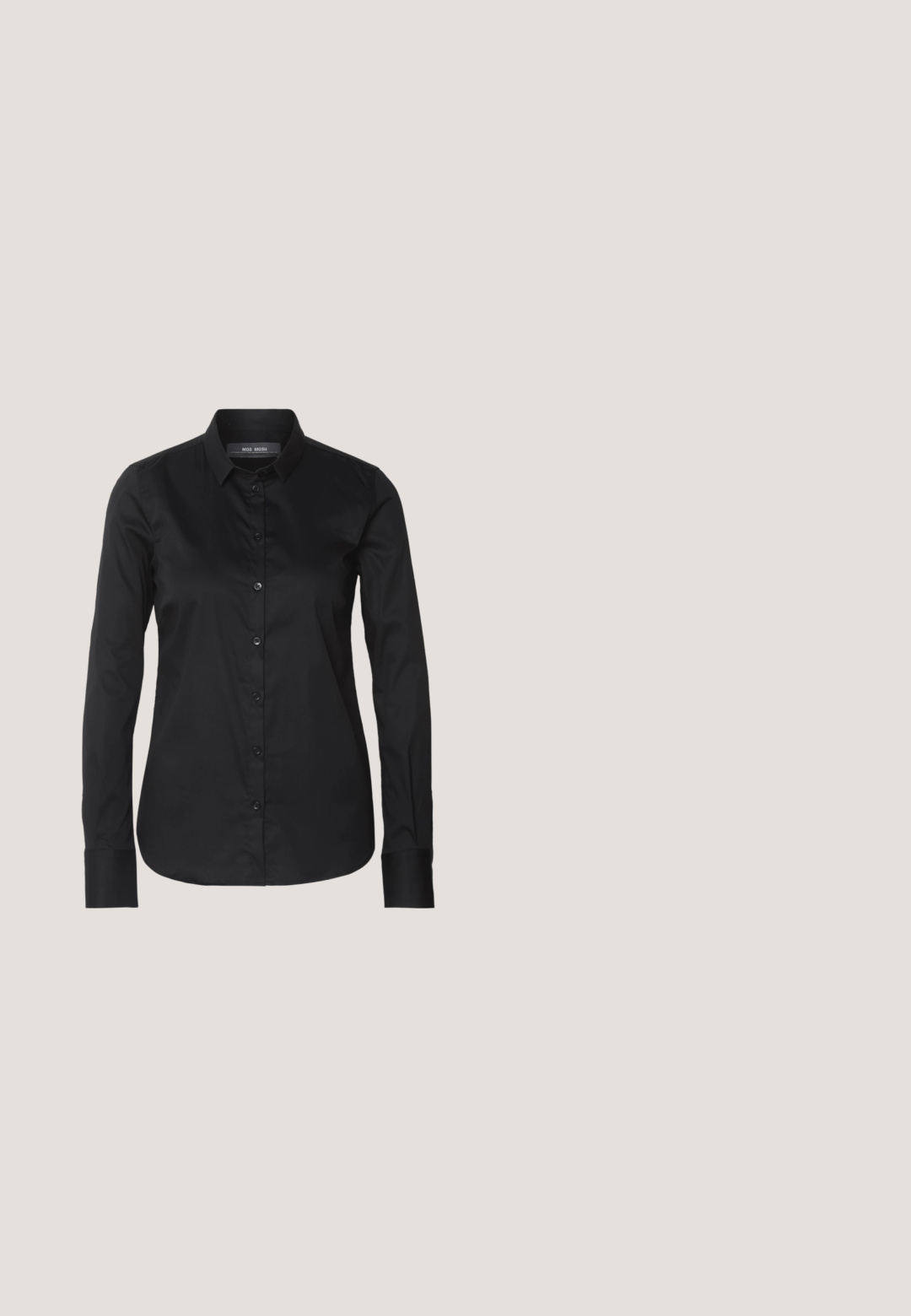 Mos Mosh TILDA SHIRT - Overhemdblouse - black; Zwarte, rechte broek van geweven stof, met een platte voorkant, twee zijzakken en een gladde textuur. Geen zichtbare patronen of accenten.; Zwarte lakleren Mary Jane-schoen met een ronde neus, lage blokhak en een verstelbare gespsluiting over de wreef.; Geweven handtas in zwart en wit met een ronde vorm, gestructureerd oppervlak en een gevlochten handvat. Geschikt voor dagelijks gebruik.; Zilveren metalen oorbellen met een golvend, sculpturaal ontwerp, voorzien van een gepolijste afwerking en onregelmatige vormen, die een hedendaagse esthetiek benadrukken.; Zwarte leren riem met een ronde zilveren gesp, een gladde textuur en een strak ontwerp. De band is verstelbaar en heeft een spitse punt.