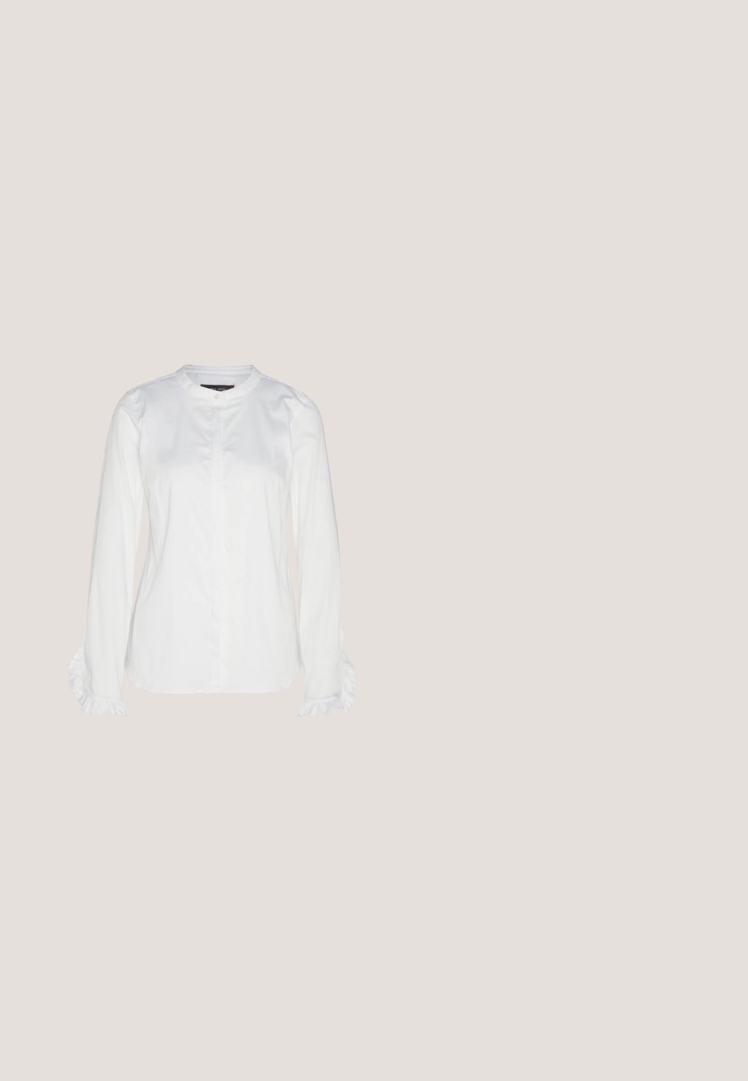 Witte knopsluitingshirt van gladde stof, met een ronde halslijn en ruches bij de manchetten. Klassiek ontwerp met lange mouwen.; Lichtgrijze vervaagde rechte spijkerbroek met voorzakken, riemlussen en een knoop- en ritssluiting.; Zwarte leren enkellaars met een puntige neus en een blokhak van gemiddelde hoogte. Gladde textuur en minimalistisch ontwerp. Geen zichtbaar beslag.; Zwarte totebag van gestructureerd materiaal, met twee lange handvatten en een afneembare tas met rits voorzien van een franjesdetail. Gouden merklogo zichtbaar.; Zilveren dubbele ring met een gladde, gepolijste oppervlakte. Heeft een vloeiende, gebogen vorm met overlappende secties voor een moderne uitstraling.; Zwarte leren riem met een zilveren ronde gesp, vlak ontwerp, taps toelopend uiteinde, gladde textuur en minimalistische stijl.