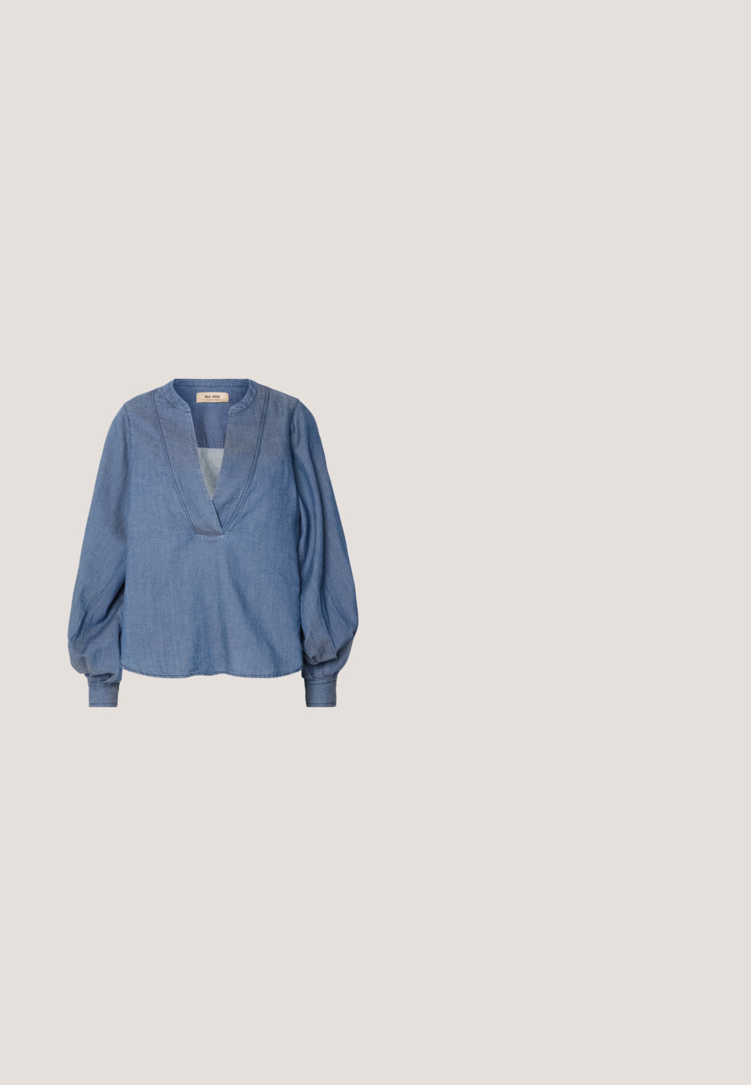 Blouse en denim bleu clair avec un décolleté en V profond, des manches ballon et une coupe décontractée. Présente des coutures structurées le long de l'encolure et des poignets.; Pantalon large noir en tissu lisse, avec des plis à l'avant, une taille ajustée, et sans motifs ni accents visibles.; Chaussure slingback en cuir noir avec un bout pointu, un léger éclat et une bride de cheville réglable. Talon plat avec une semelle intérieure marron.; Lunettes de soleil noires avec une monture rectangulaire élégante et des verres bleus. Présente une texture lisse et des branches robustes. Logo de la marque sur le côté.; Sac en cuir noir avec une texture lisse, un corps arrondi et une seule anse, ornée d'un accent en métal doré rond.; Une paire de boucles d'oreilles en croissant argenté poli avec des supports en plastique transparent sur une surface blanche.