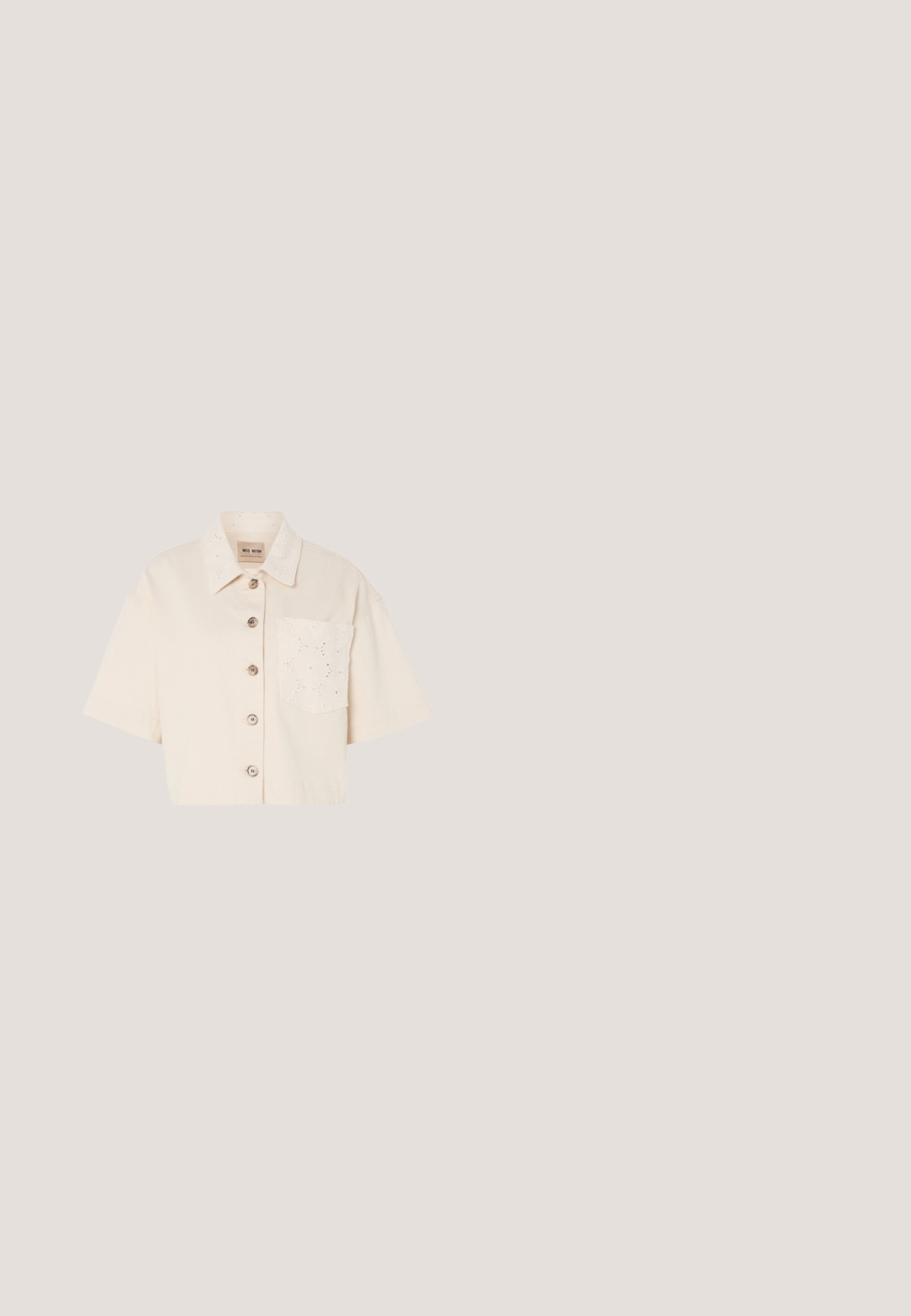 Chemise courte à manches courtes en coton beige clair avec un devant à boutons, un col pointu et un détail de poche brodé.; Pantalons à jambes larges vert olive en tissu lisse, dotés d'une taille haute, de plis sur le devant et de poches latérales pour plus de fonctionnalité.; Sandale en cuir marron avec une large bande ornée d'une boucle dorée, semelle plate et texture lisse.; Sac bandoulière en daim marron doux avec une seule lanière et des accessoires métalliques argentés sur un fond clair uni.; Boucle d'oreille en argent avec une finition polie, présentant de petits détails en or et de forme ronde, portée sur le lobe.; Ceinture en daim marron avec une boucle rectangulaire argentée, doublure en cuir lisse et une extrémité plate. Contraste de couleurs entre les matériaux en daim et en cuir.