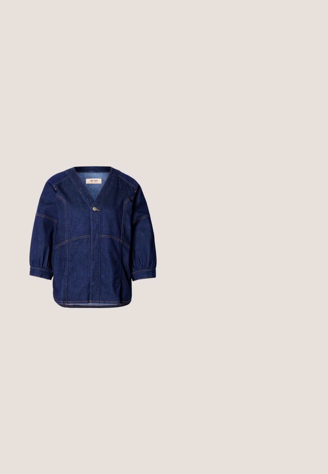 Donkerblauwe denim jack met een V-hals, wijde mouwen en gathered manchetten. Voorzien van contrasterende stiksels en een enkele voorknoopdecoratie.; Donkerblauwe uitlopende jeans met een gladde denimtextuur, contrasterende gouden stiksels en voorzakaccenten. Klassiek vijf-pocketontwerp.; Bruine elastische stof enkellaars met spitse neus en 10 cm hoge stilettohak. Naaddetails aan de zijkanten, gladde textuur en geen zichtbare sluitingen.; Bruine lakleren handtas met een rechthoekige vorm, twee lange handvatten en subtiele gebogen accenten aan de voorkant.; Twee paar gouden geometrische creolen op een effen witte ondergrond, een paar vierkant en massief, een paar rechthoekig en hol.; Bruine leren riem opgerold met een glanzende gouden rechthoekige gesp en een klein rond metalen logo vlakbij de punt.